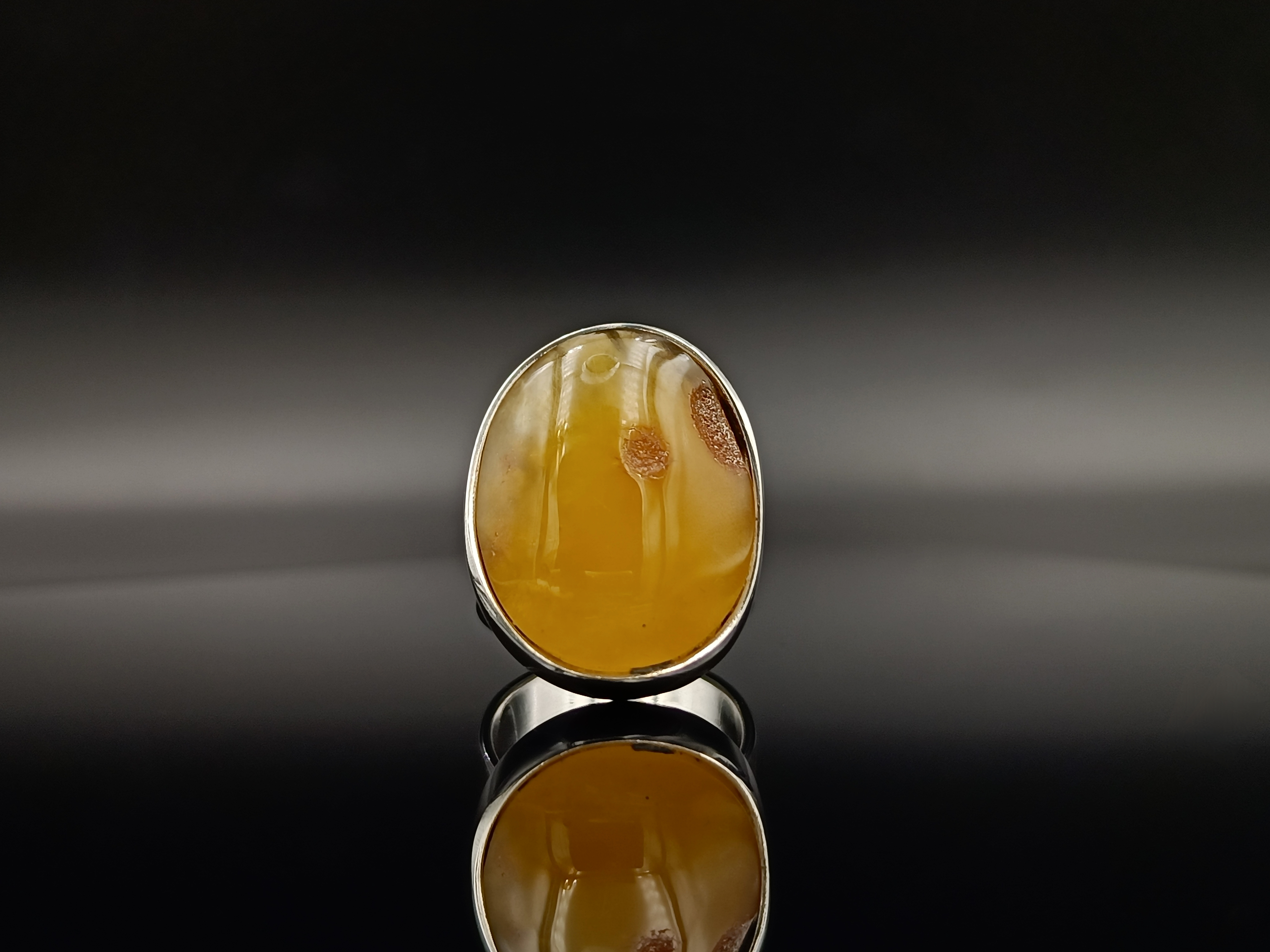 Pierścionek. Naturalny bursztyn bałtycki i srebro próby 925. Unikat.