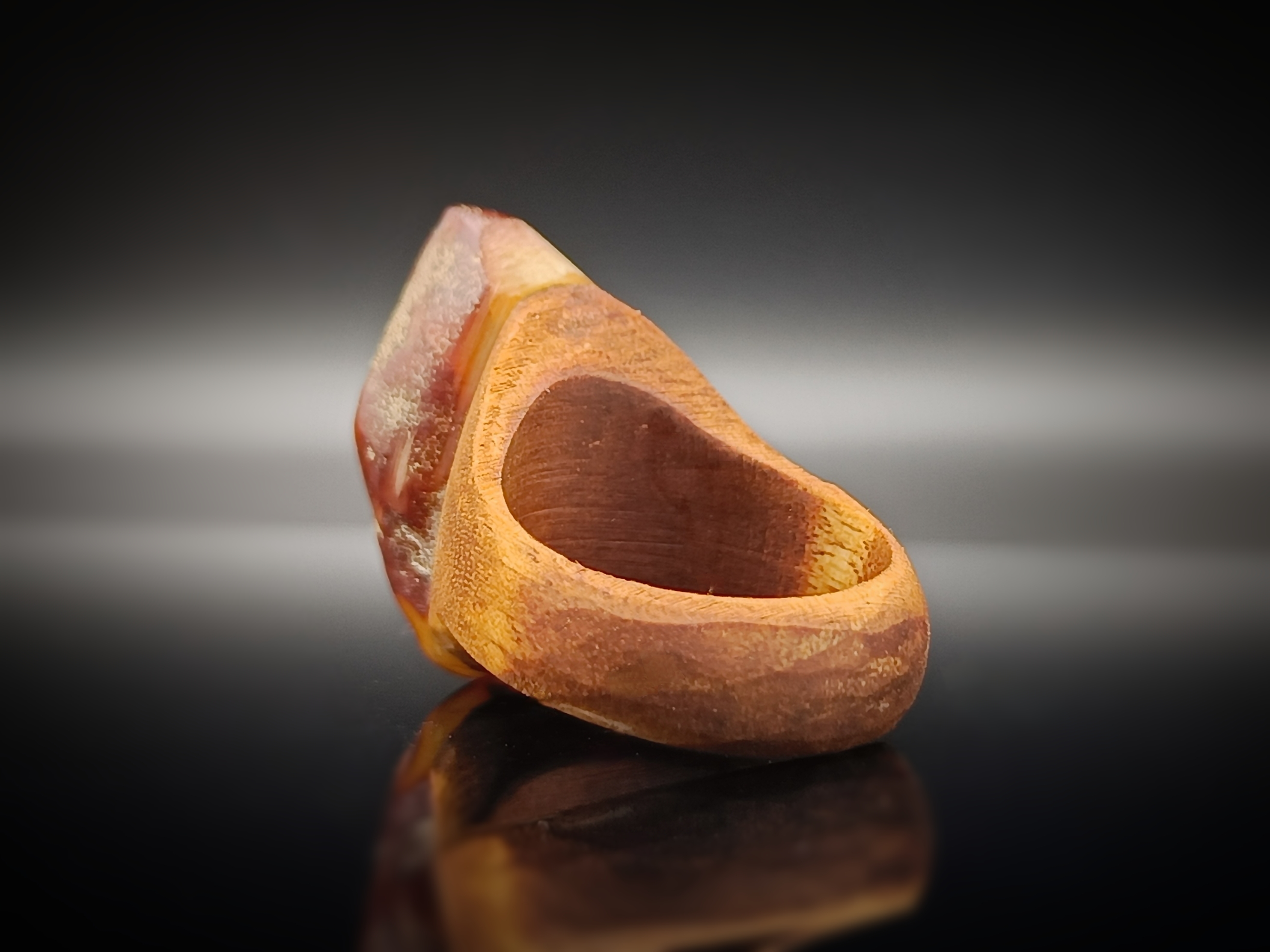 Pierścionek. Bursztyn bałtycki i drewno.