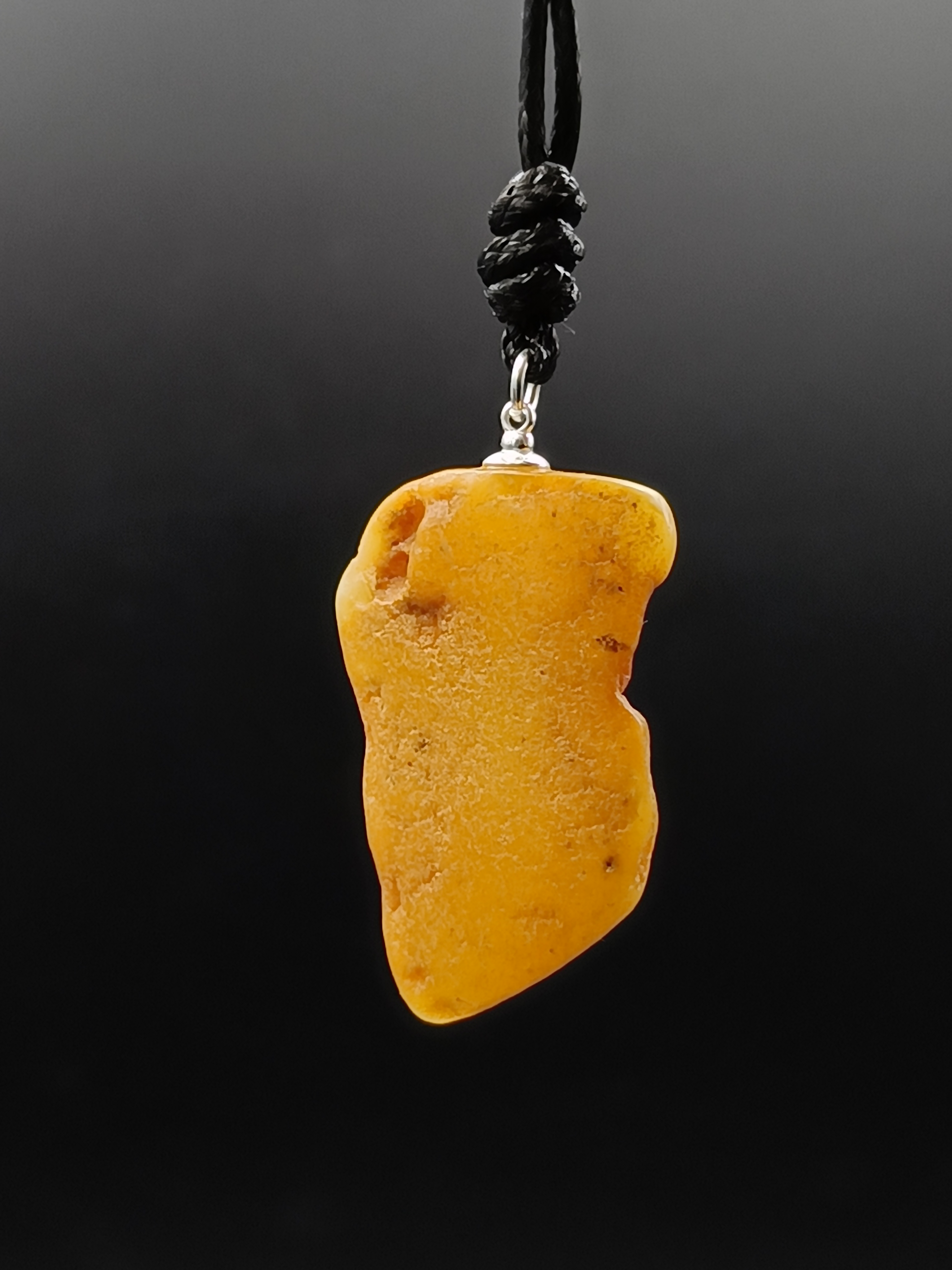 Wisiorek. Naturalny bursztyn bałtycki i srebro 925.