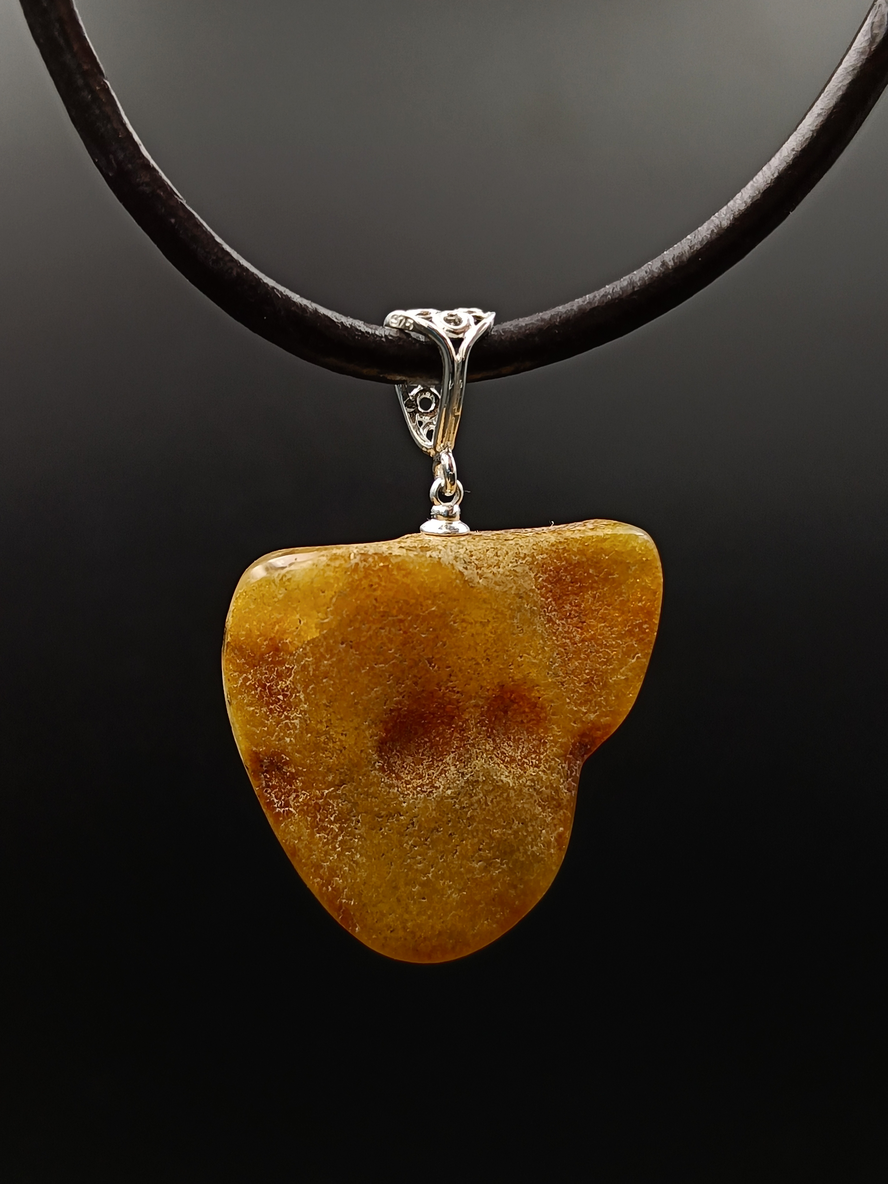 Wisiorek. Naturalny bursztyn bałtycki i srebro próby 925. Unikat.