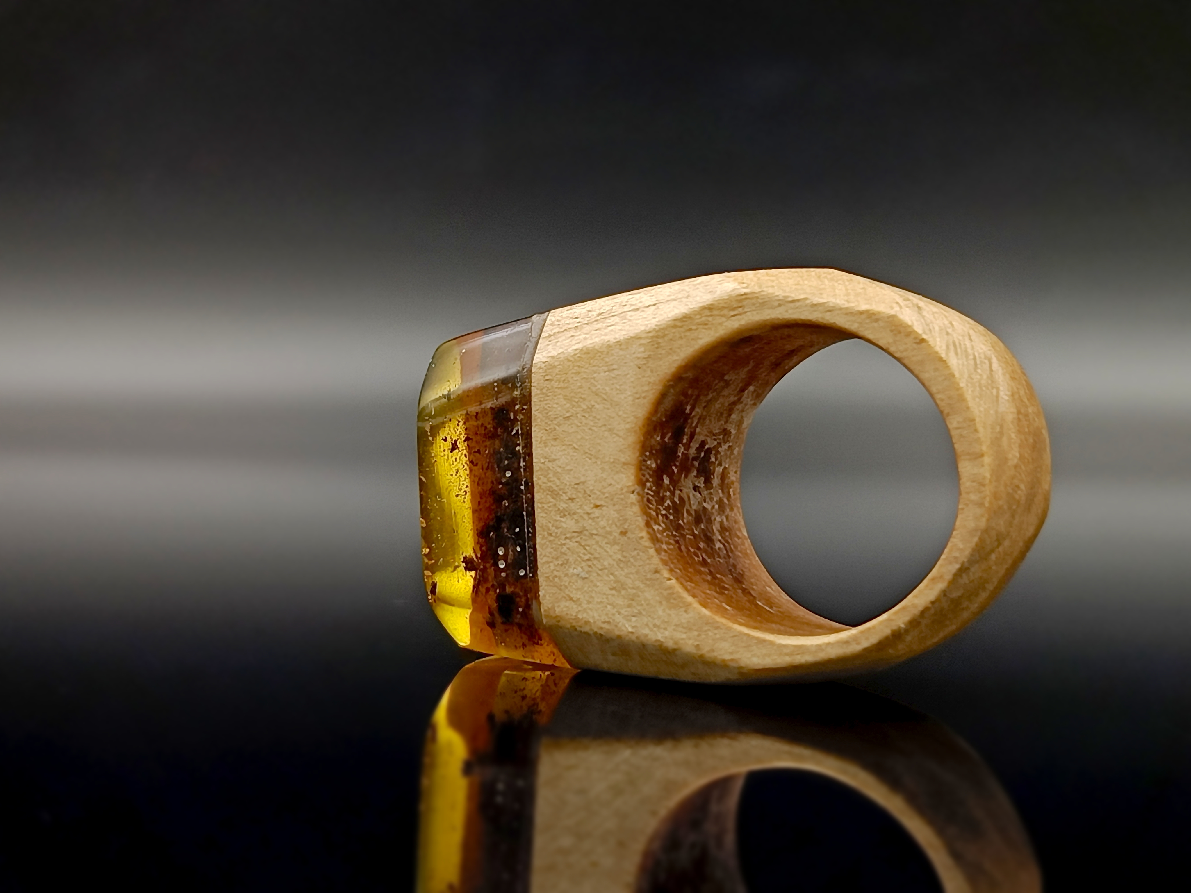 Pierścionek. Bursztyn bałtycki i drewno.