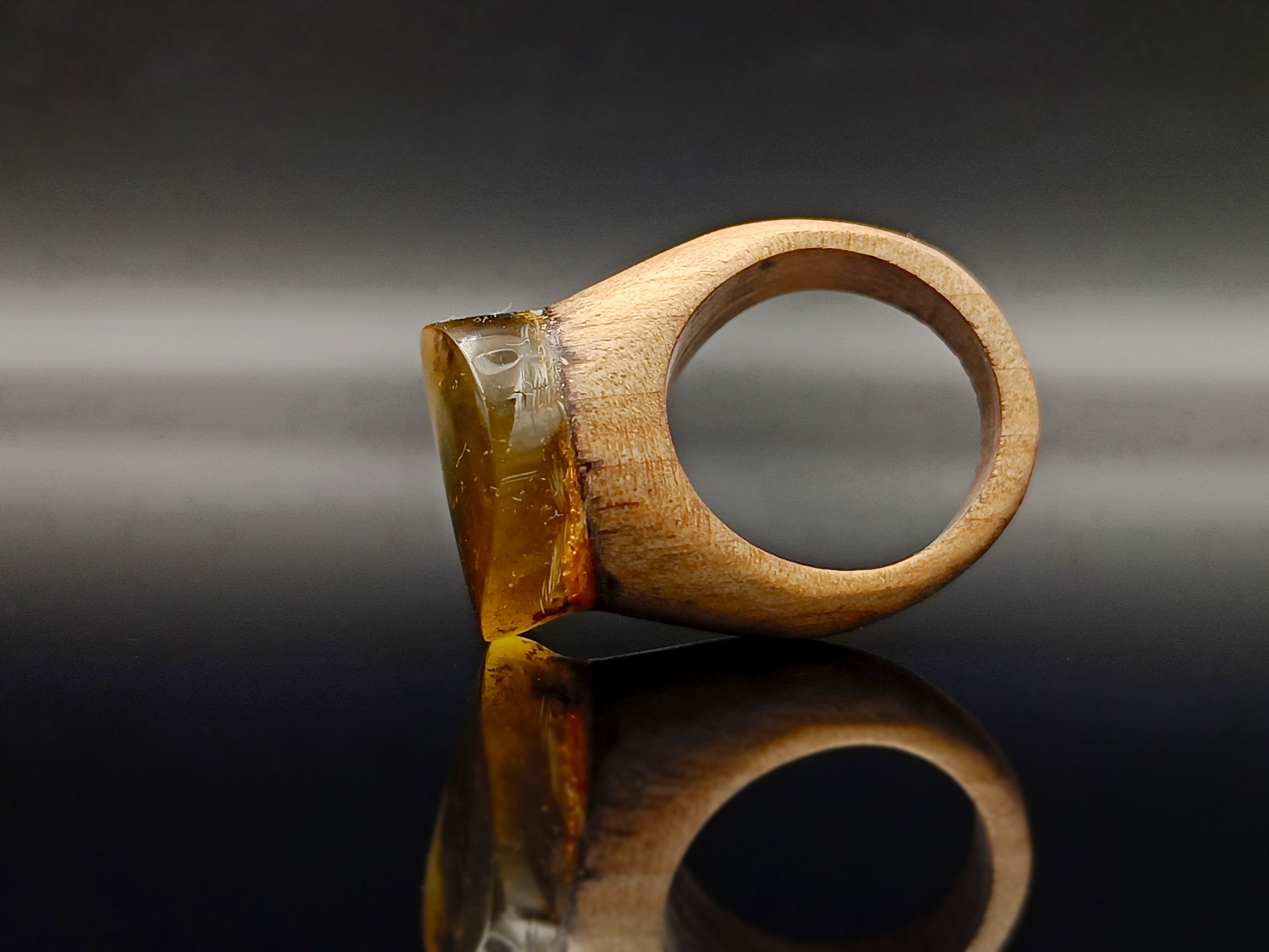 Pierścionek. Bursztyn bałtycki i drewno.