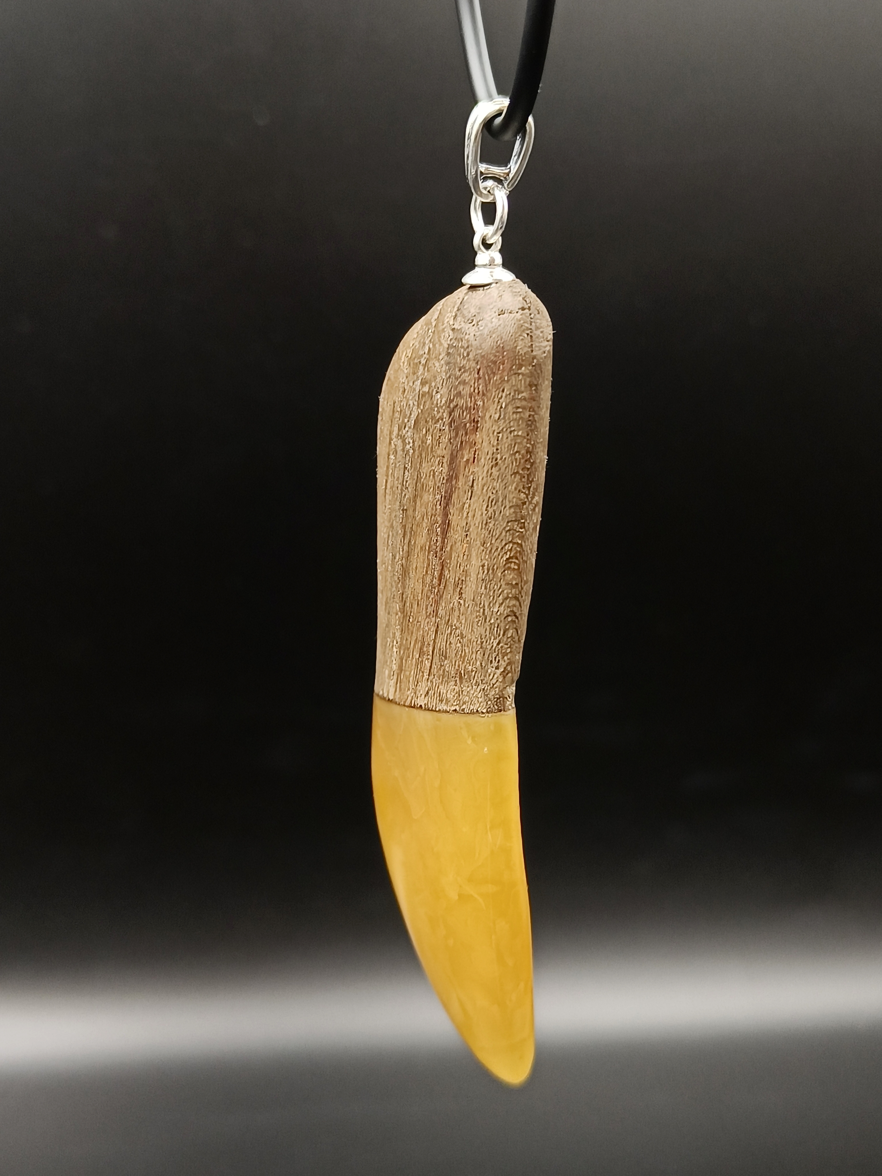 Wisior. Naturalny bursztyn bałtycki, drewno i srebro próby 925. Unikat.