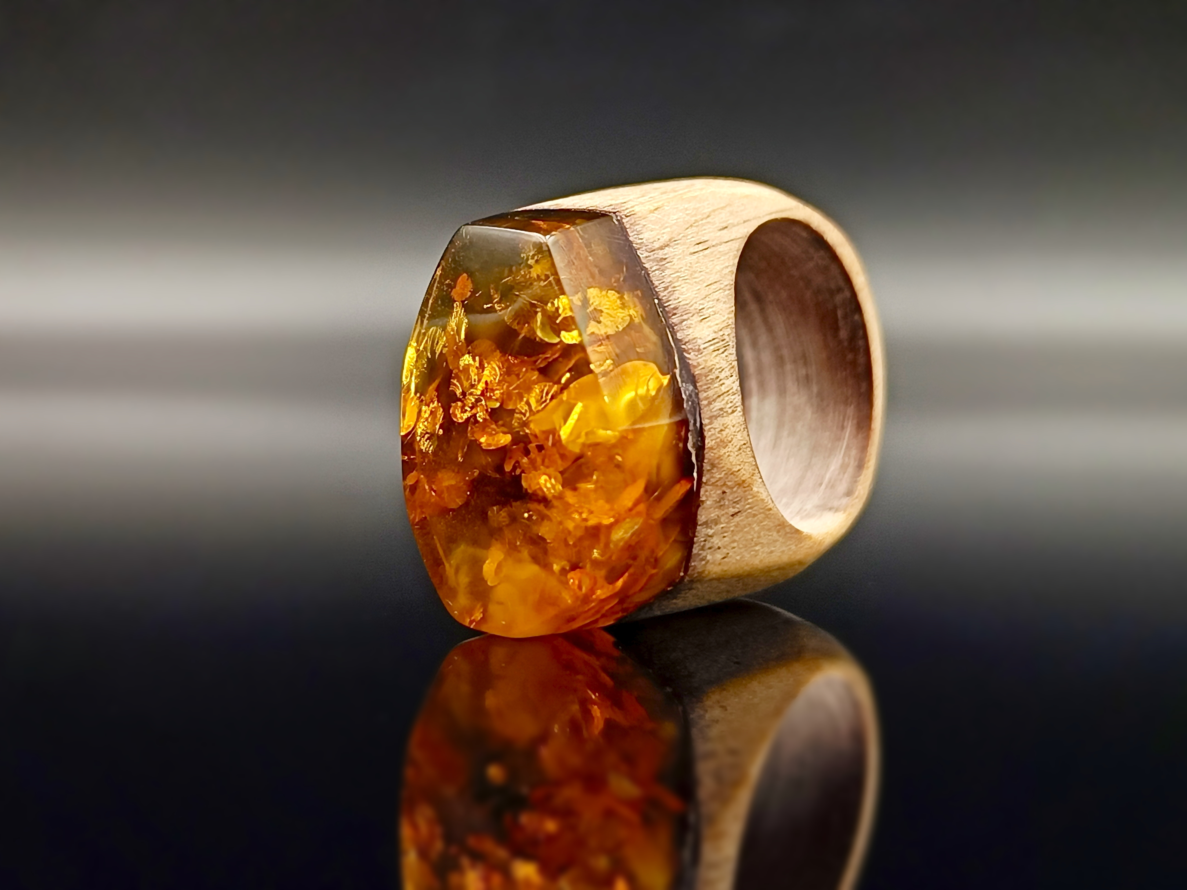 Pierścionek. Bursztyn bałtycki i drewno.