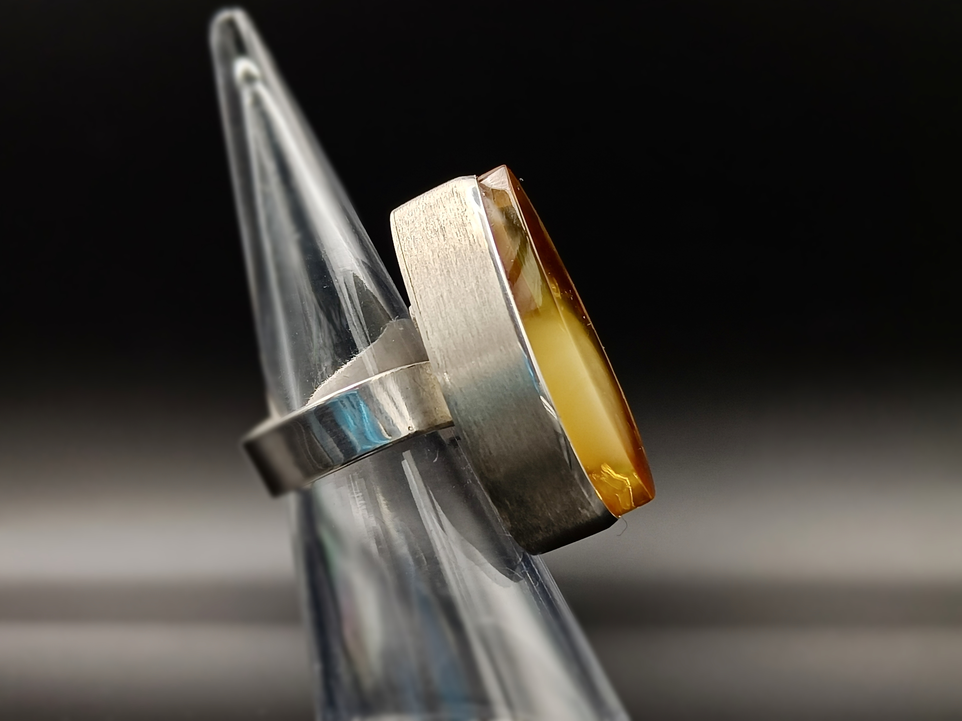 Pierścionek. Bursztyn bałtycki i srebro próby 925. Unikat.