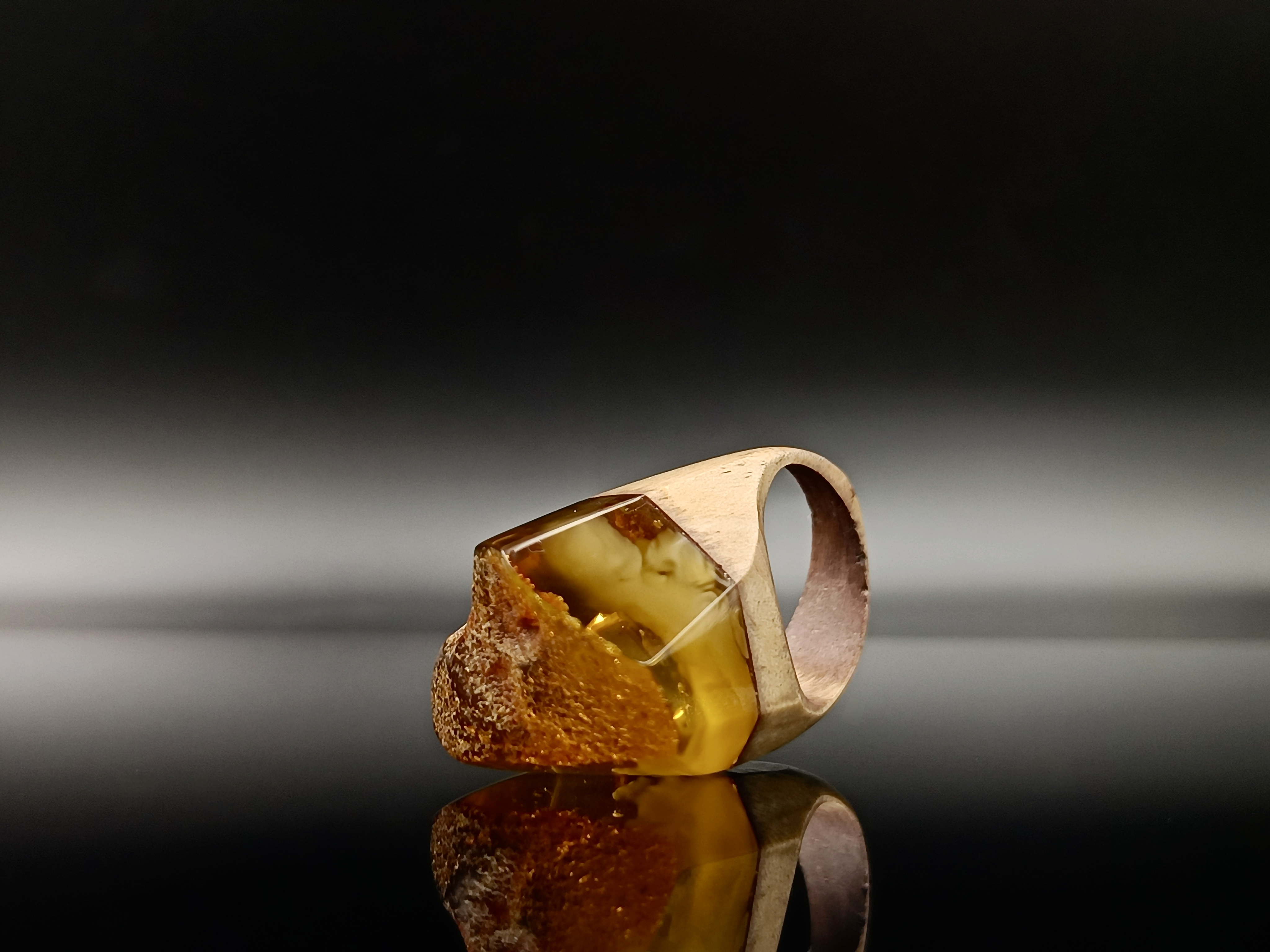 Pierścionek. Bursztyn bałtycki i drewno.