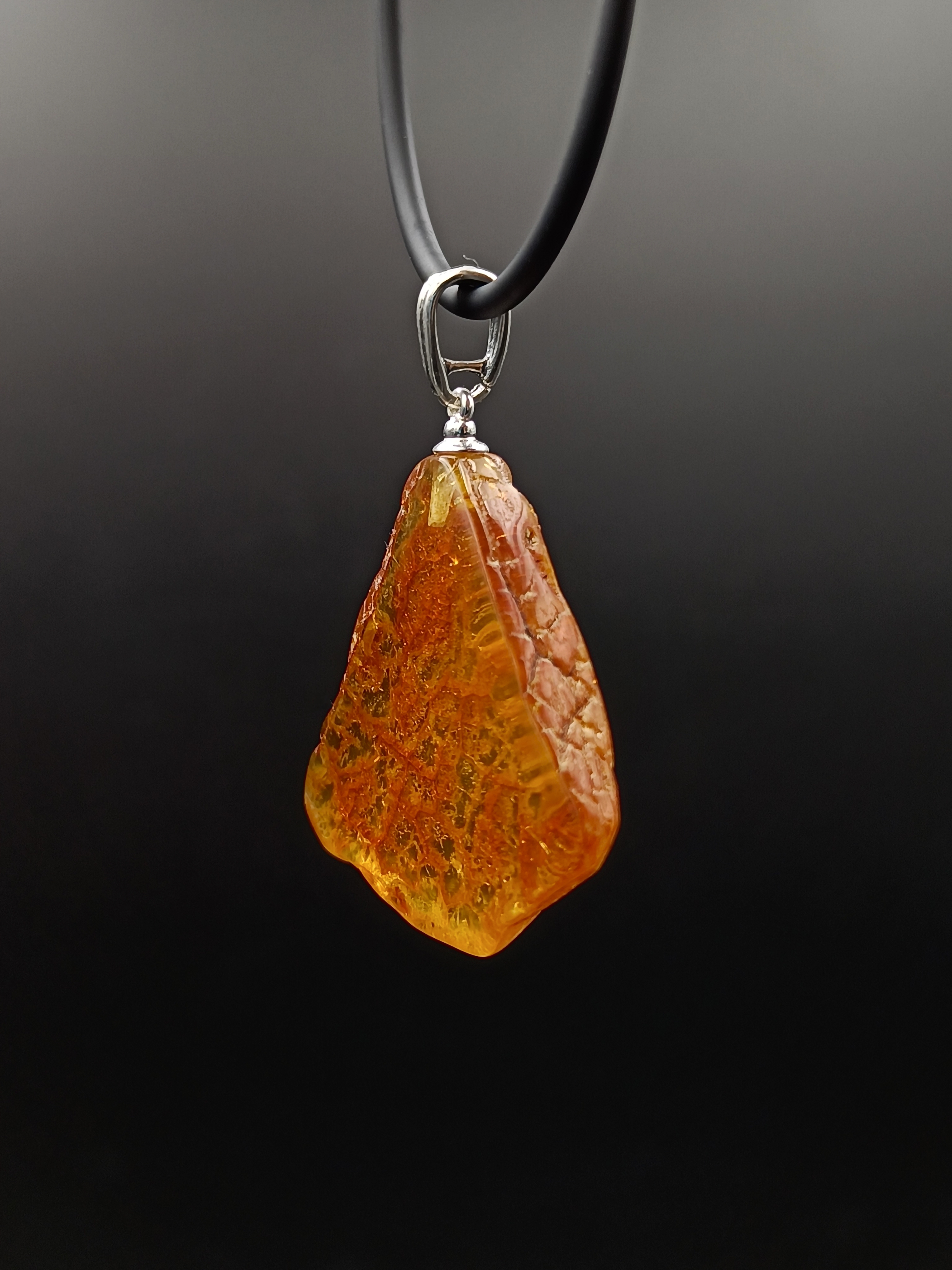 Wisiorek. Naturalny bursztyn bałtycki i srebro próby 925. Unikat.