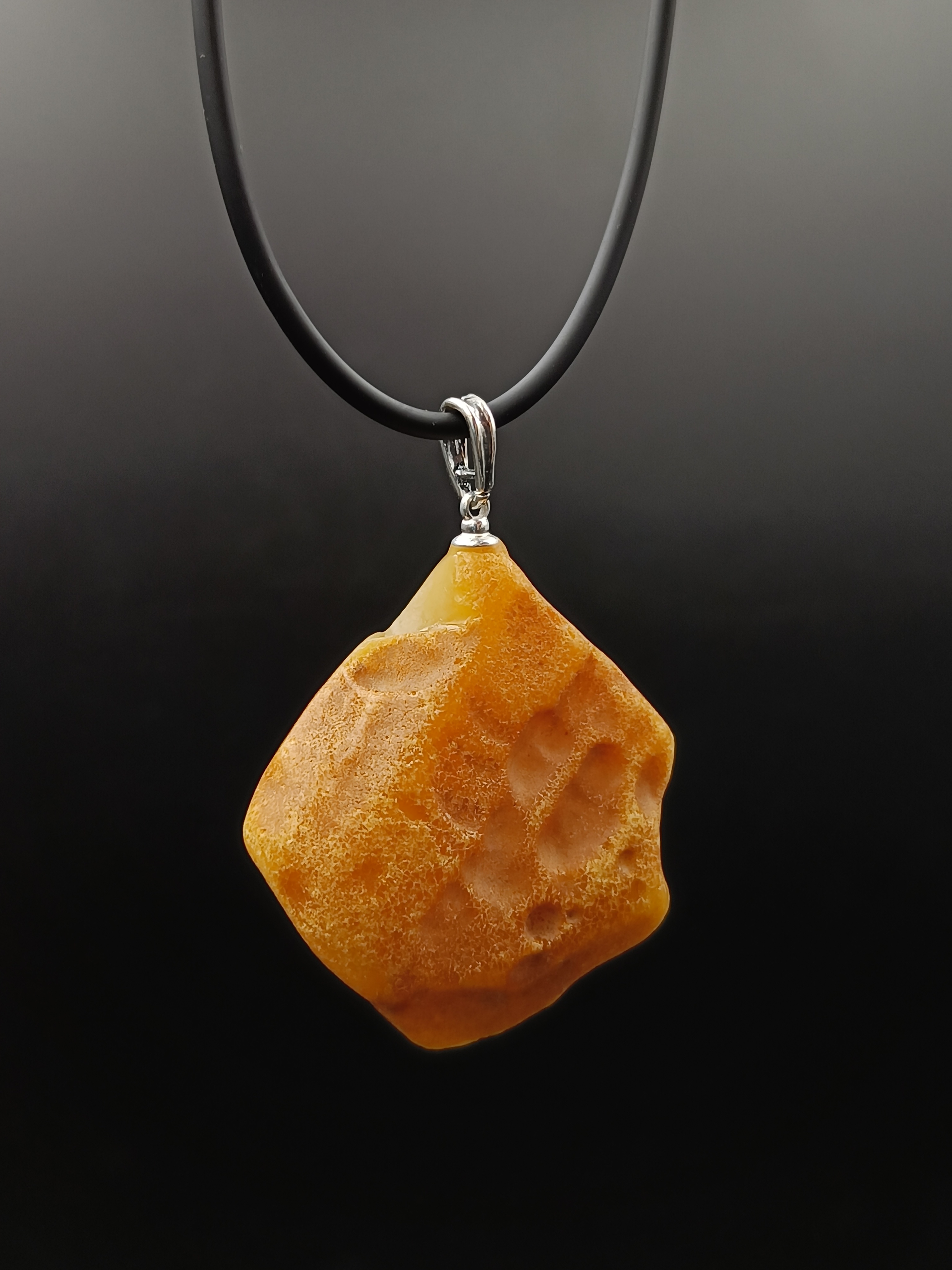 Wisiorek. Naturalny bursztyn bałtycki i srebro próby 925. Unikat.