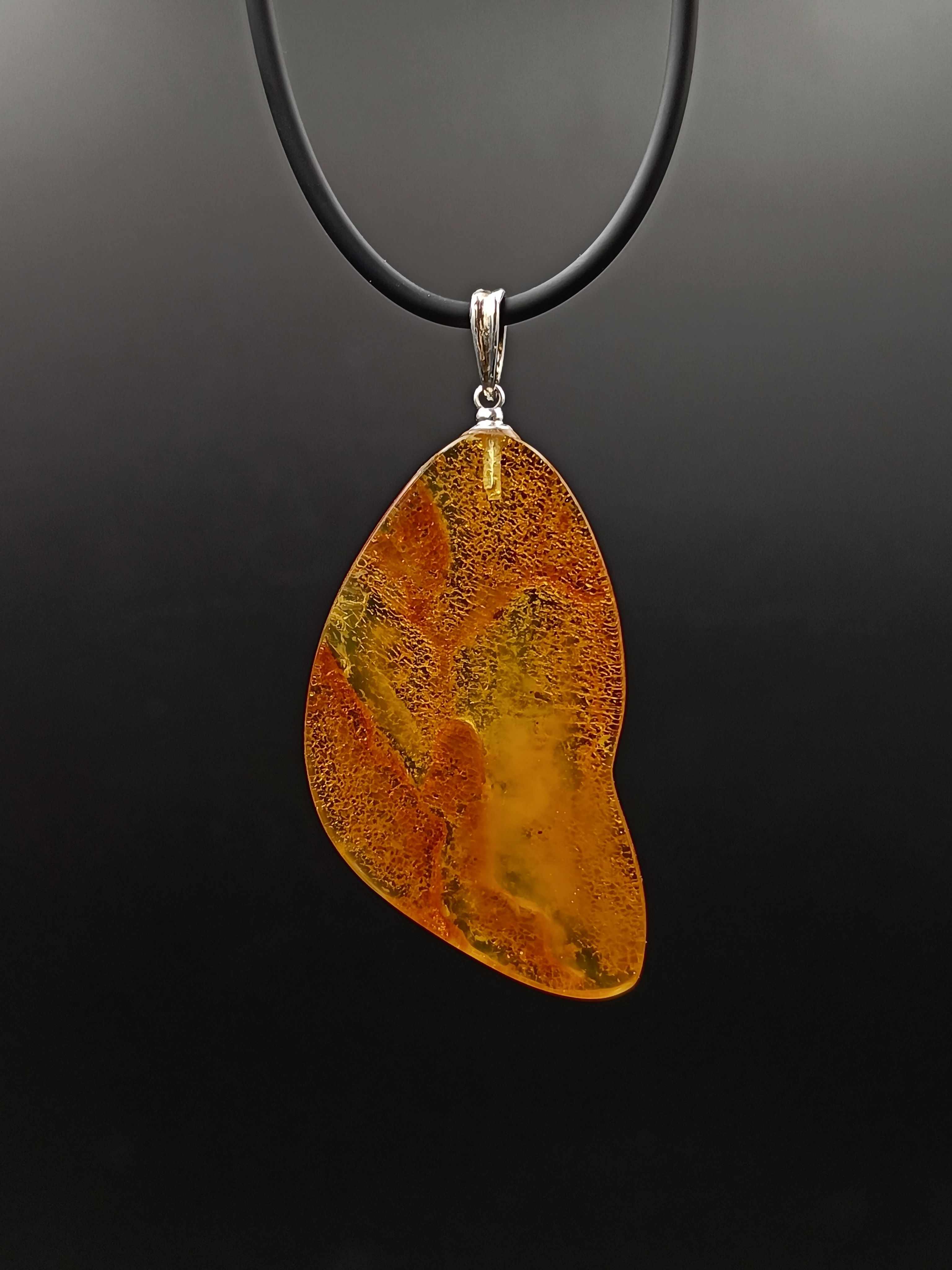 Wisiorek. Naturalny bursztyn bałtycki i srebro próby 925. Unikat.