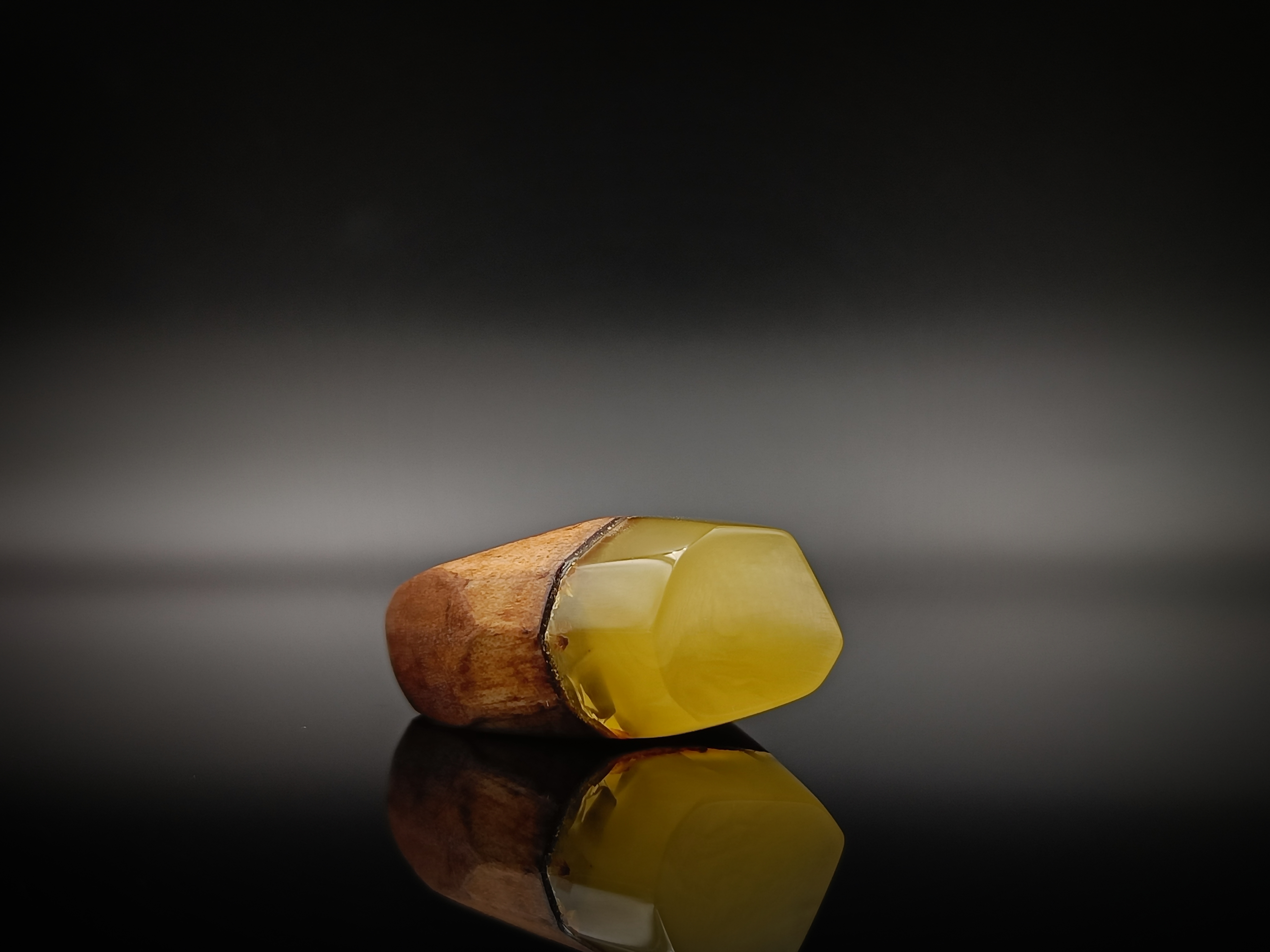 Pierścionek. Bursztyn bałtycki i drewno.