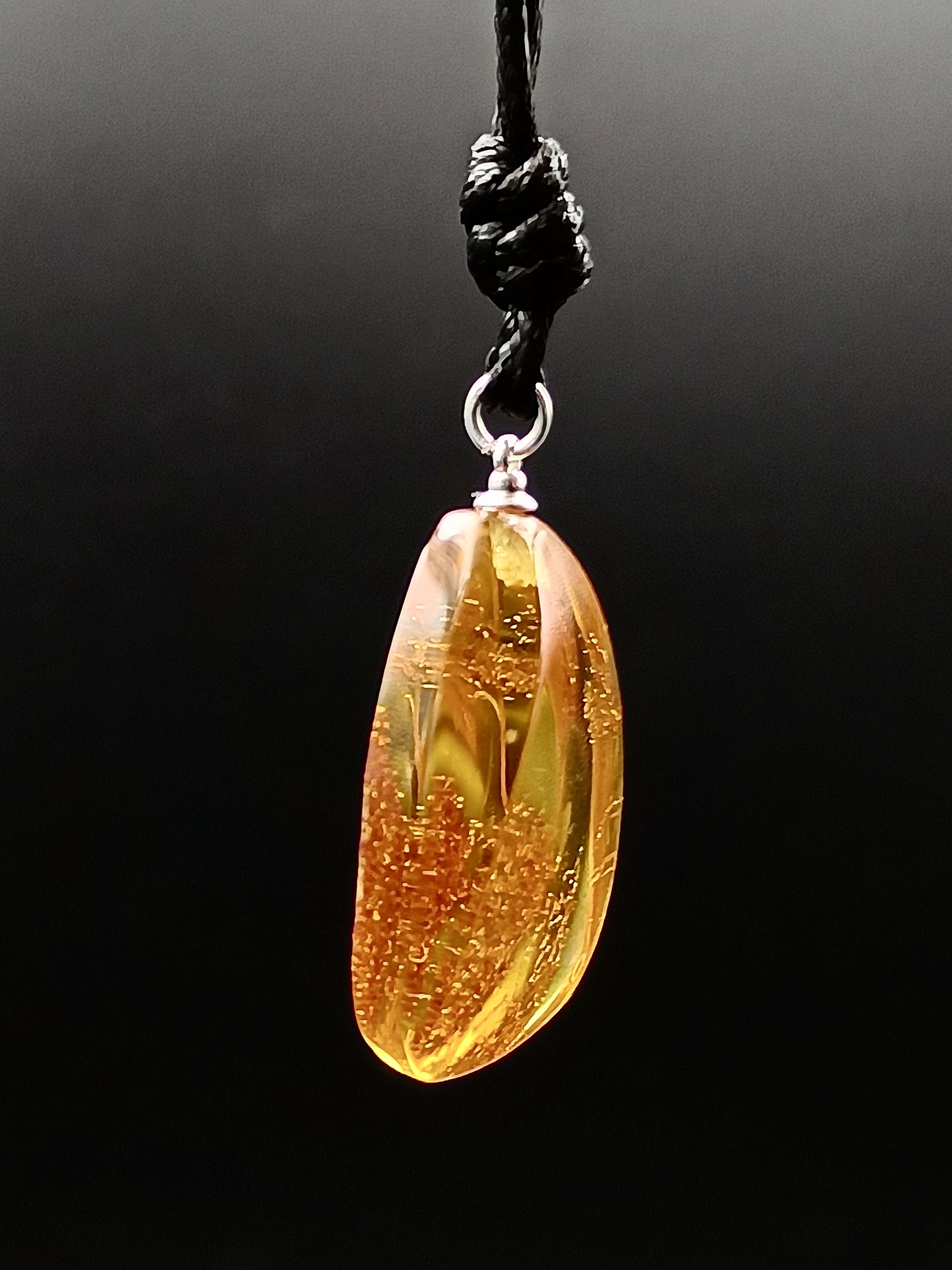 Wisiorek. Naturalny bursztyn bałtycki i srebro 925.