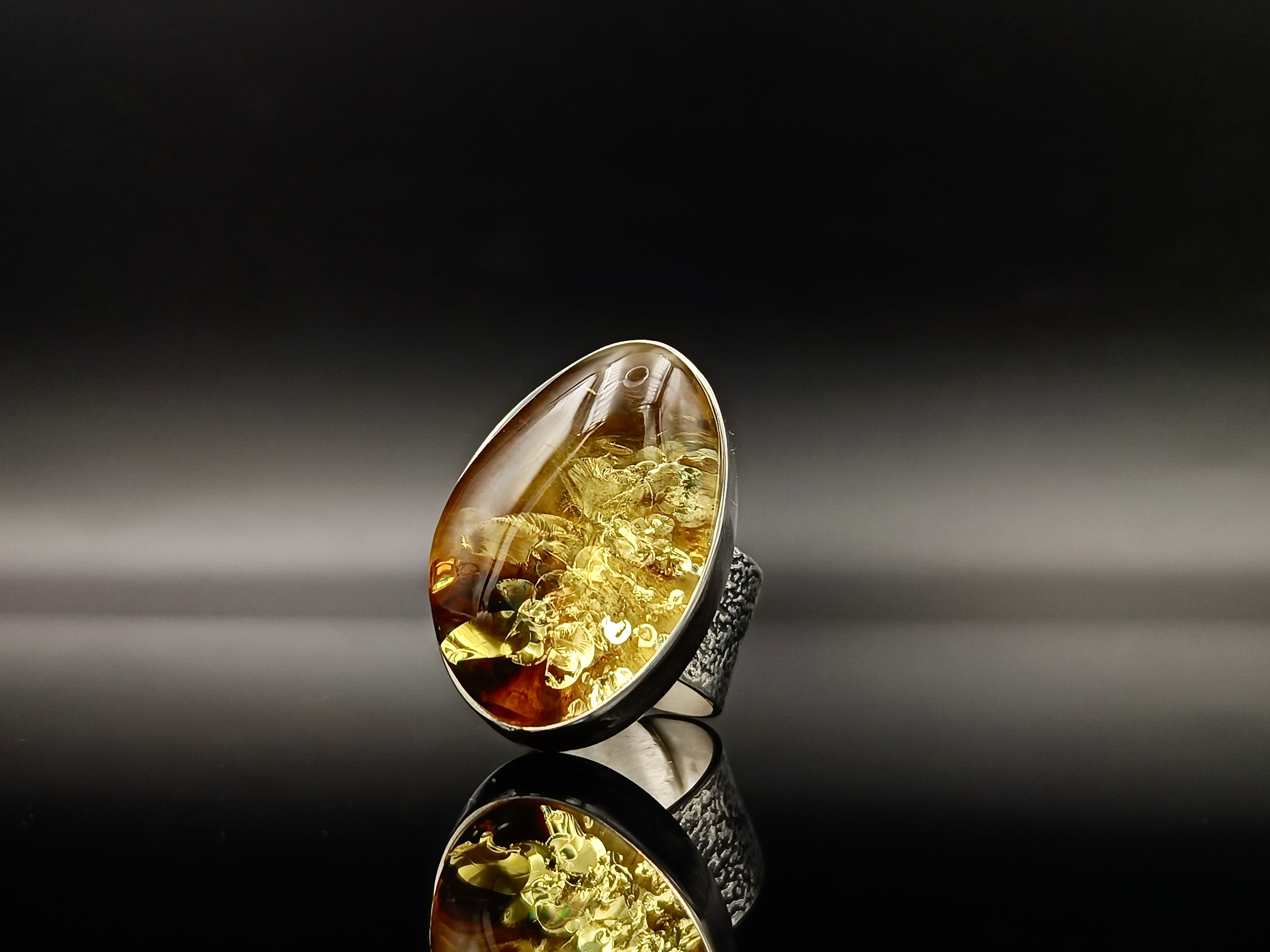 Pierścionek. Bursztyn bałtycki i srebro próby 925. Unikat.