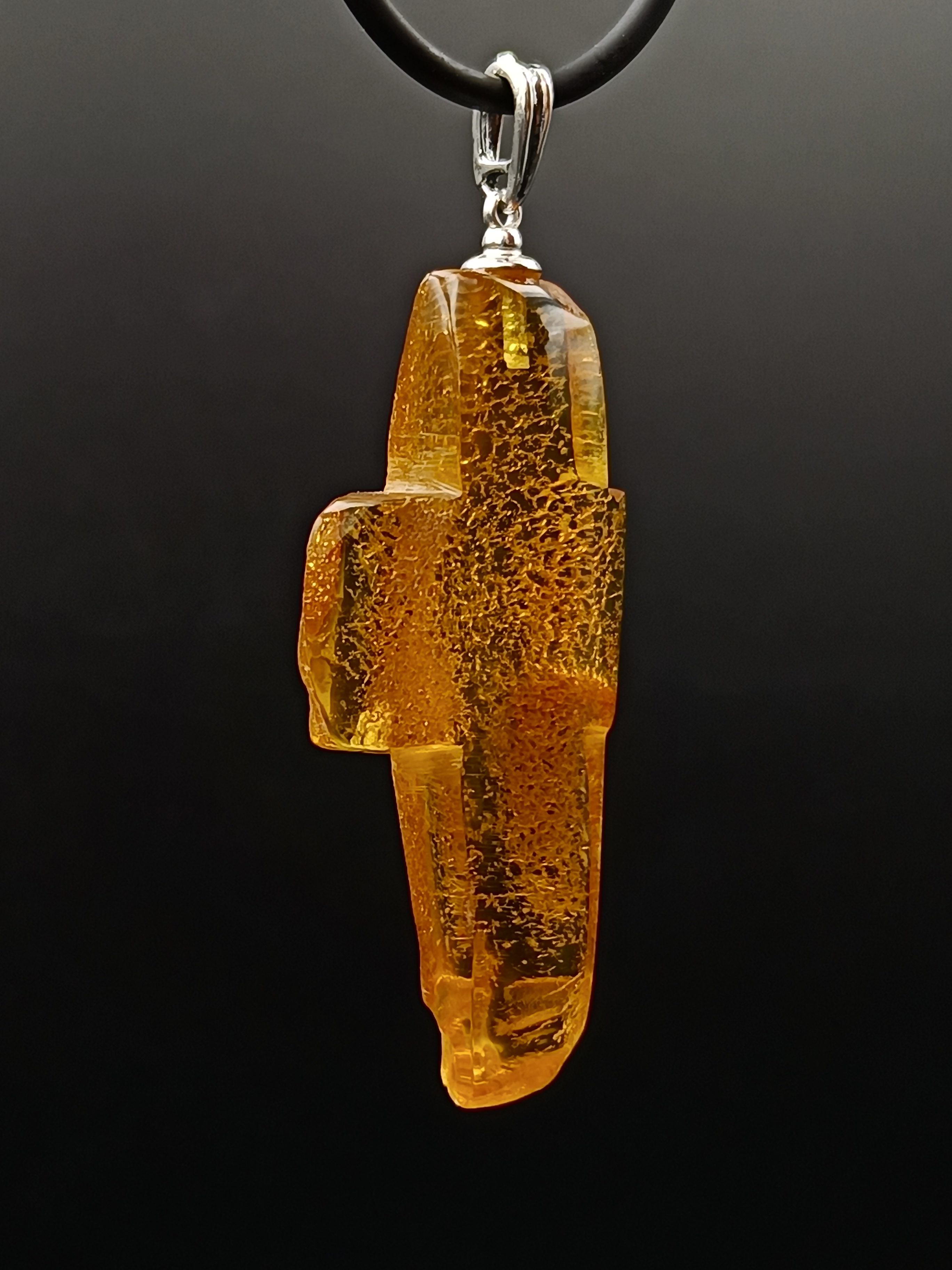 Wisiorek krzyżyk. Naturalny bursztyn bałtycki i srebro próby 925. Unikat.