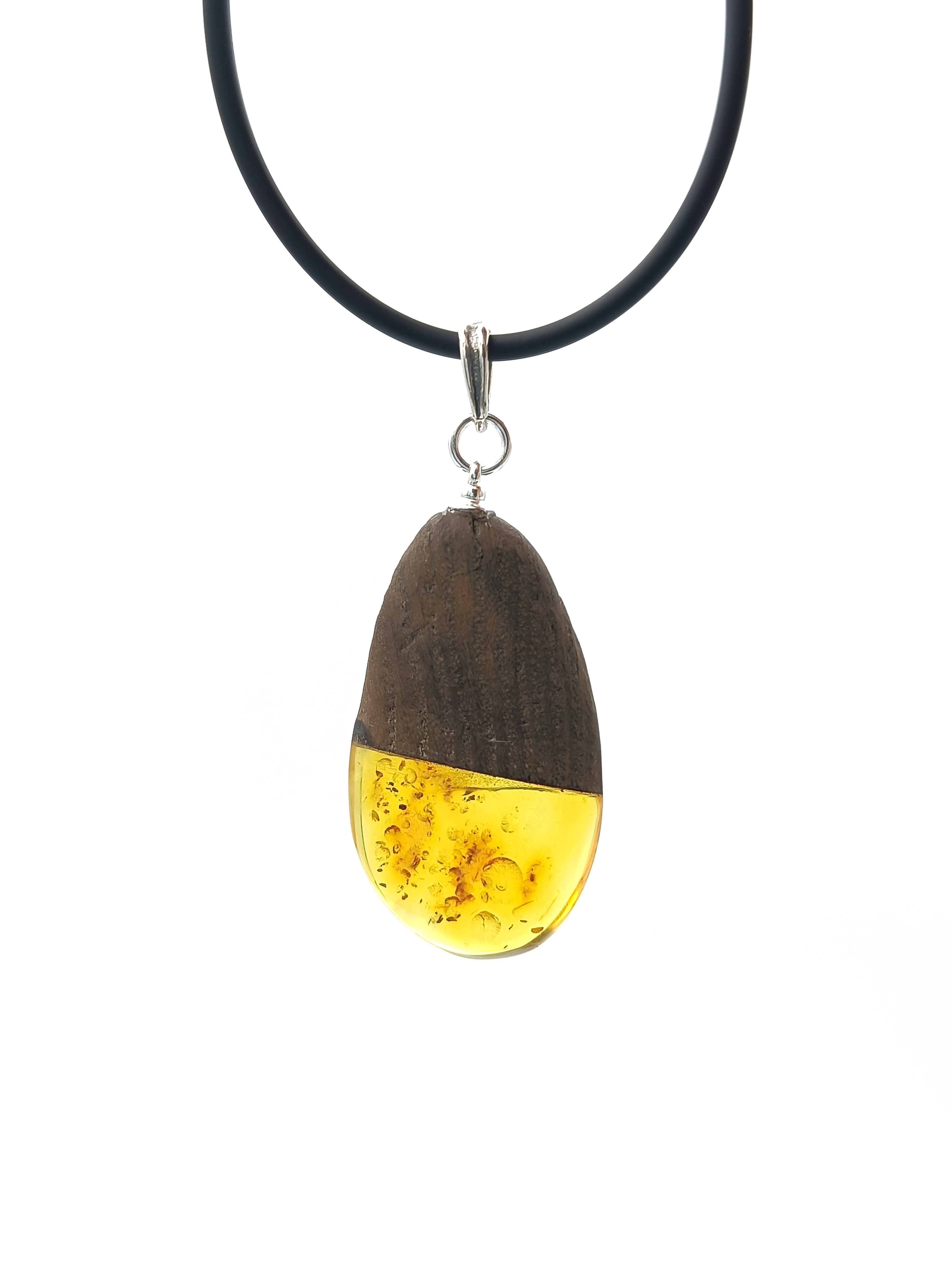 Wisiorek. Naturalny bursztyn bałtycki, drewno i srebro próby 925. Unikat.