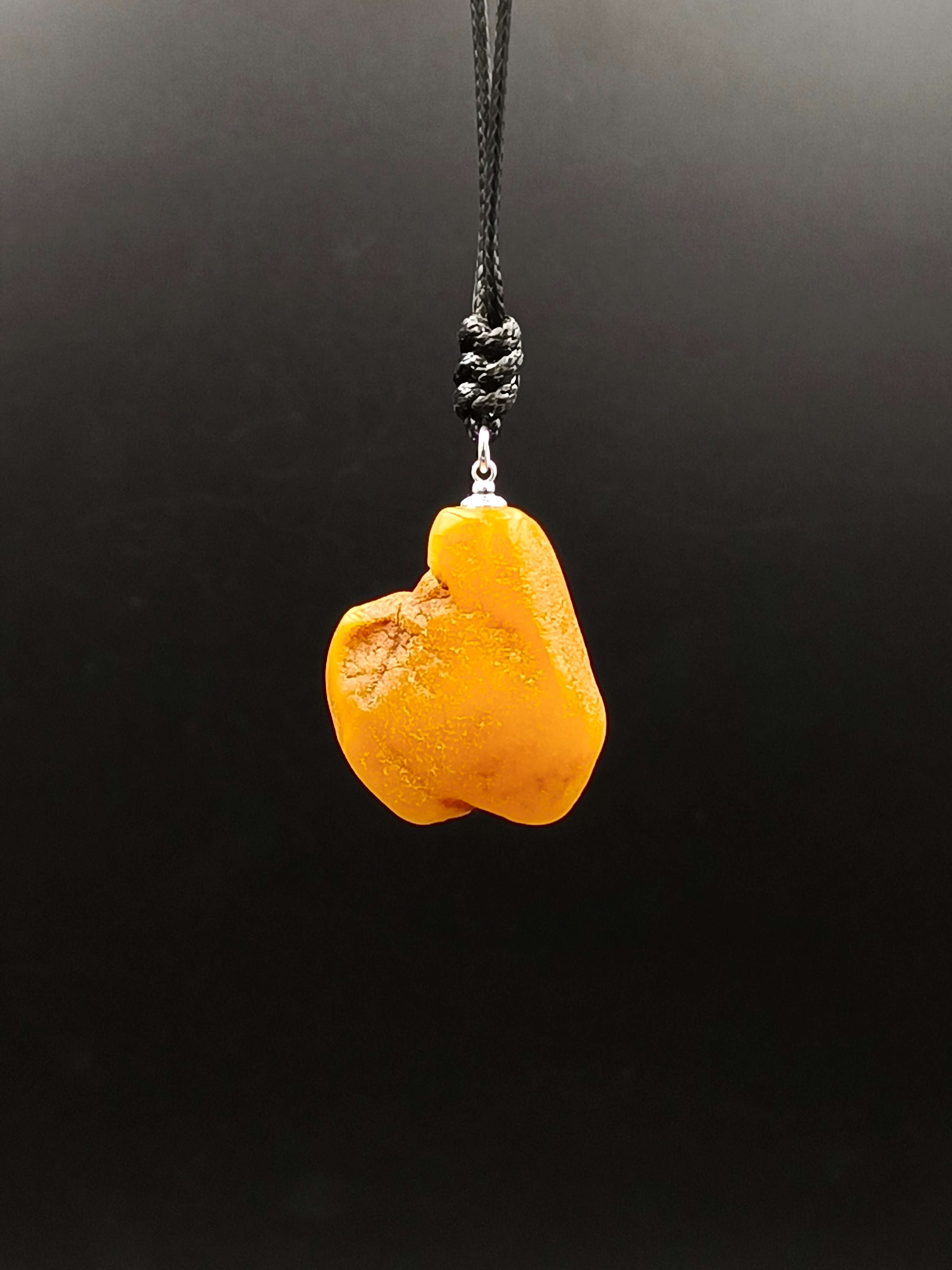 Wisiorek. Naturalny bursztyn bałtycki i srebro 925.