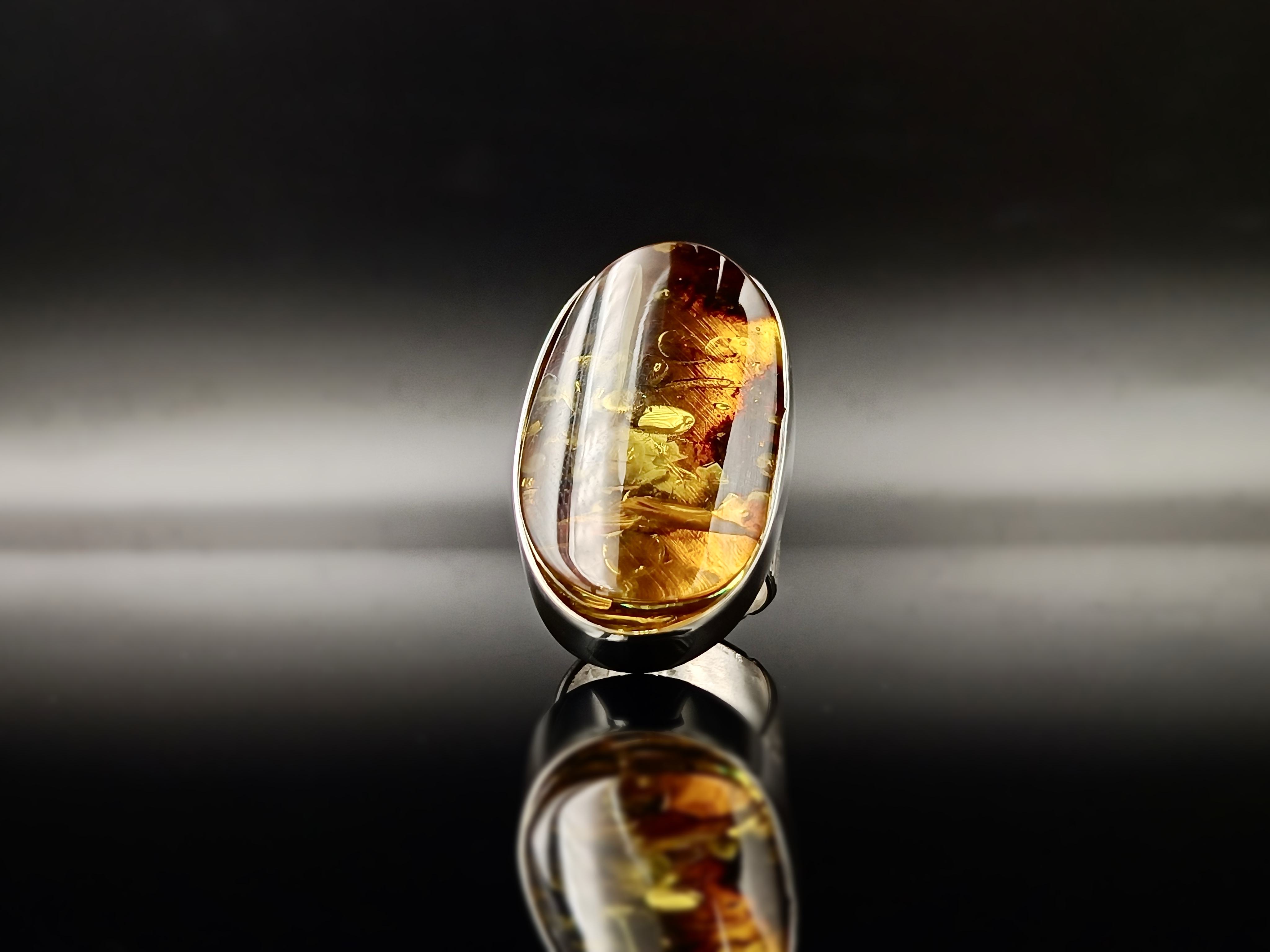 Pierścionek. Bursztyn bałtycki i srebro próby 925. Unikat.