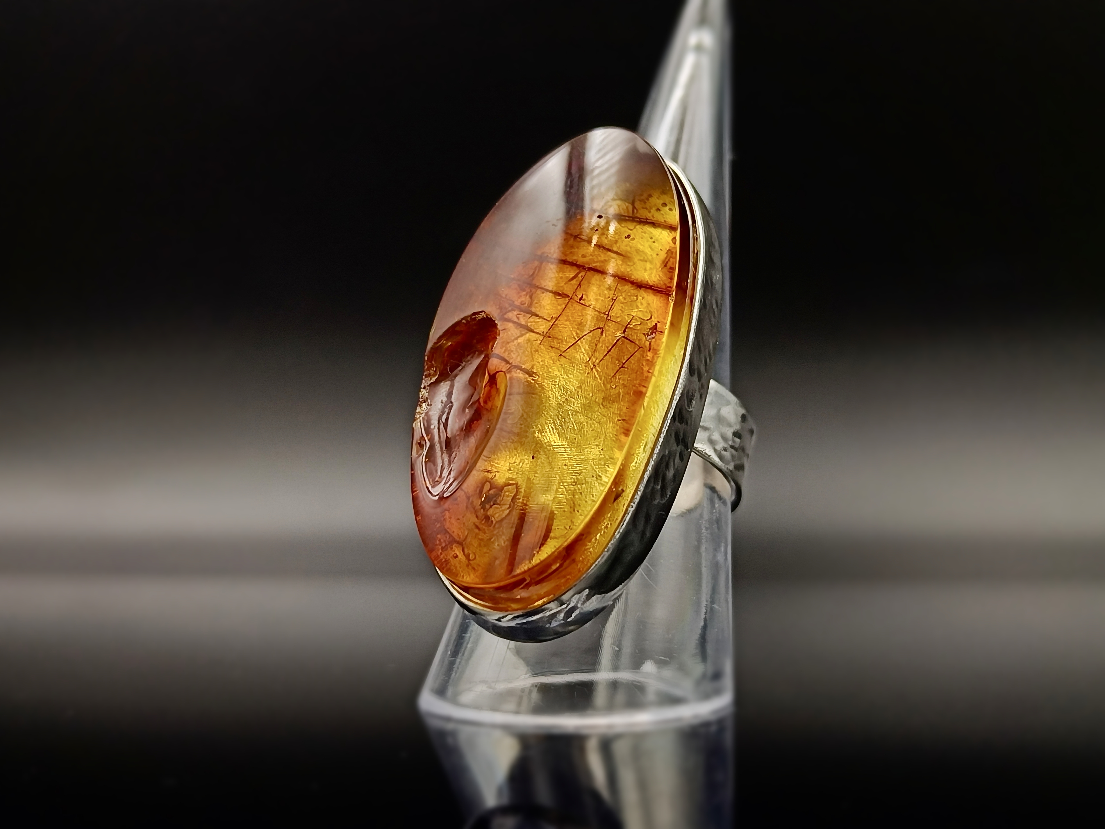 Pierścionek. Bursztyn bałtycki i srebro próby 925. Unikat.