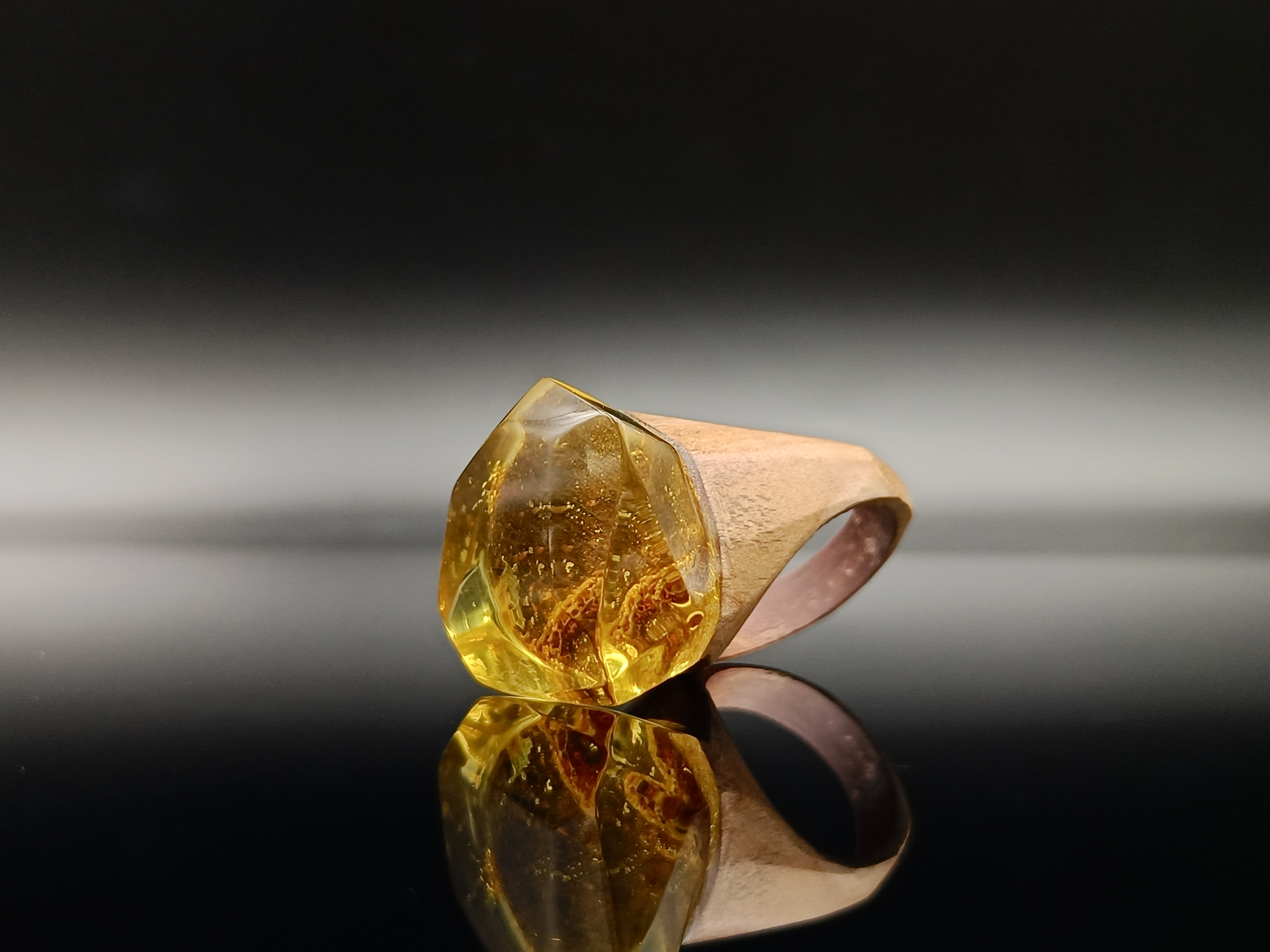 Pierścionek. Bursztyn bałtycki i drewno.