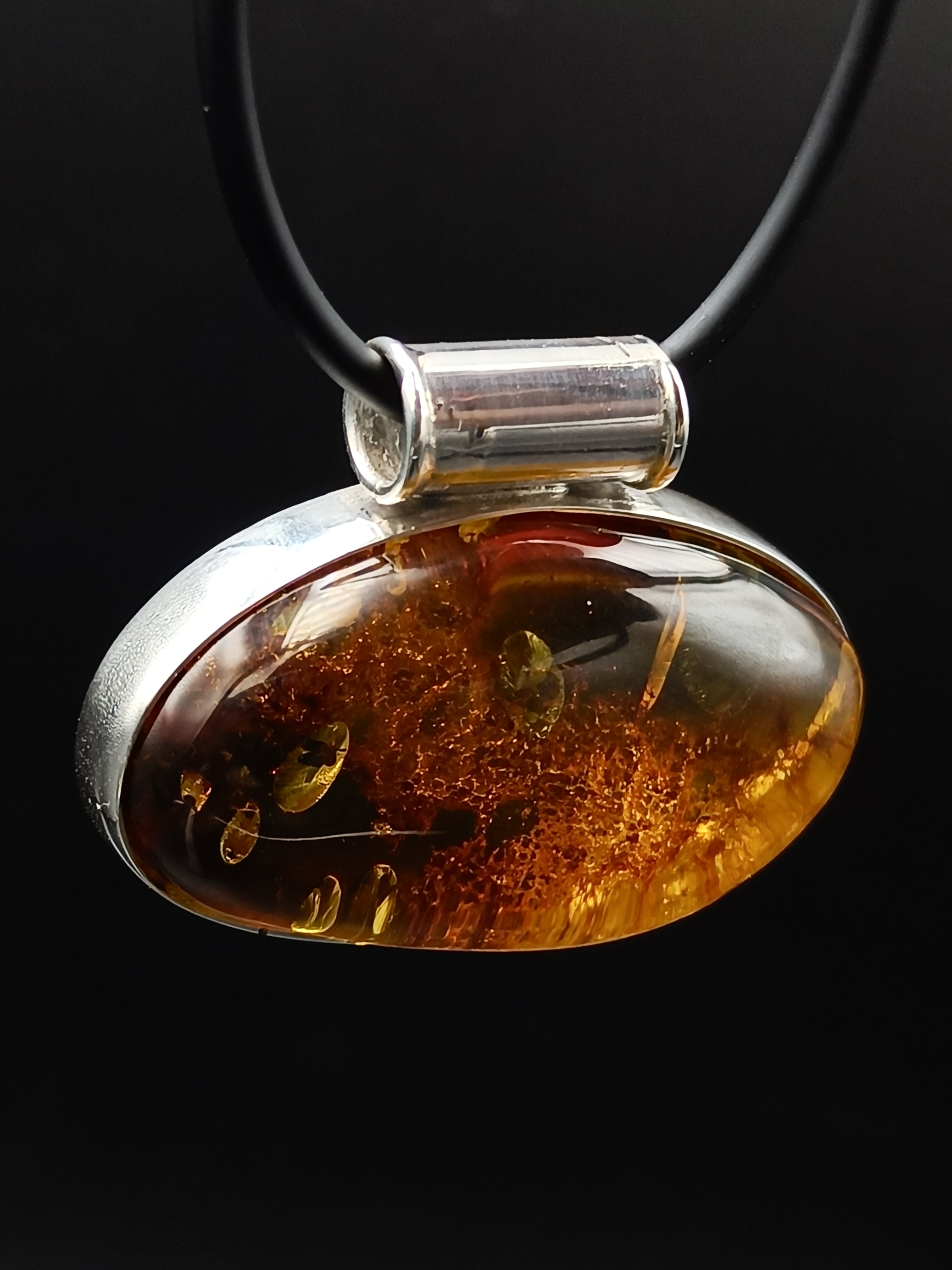 Wisior. Naturalny bursztyn bałtycki i srebro próby 925. Unikat.