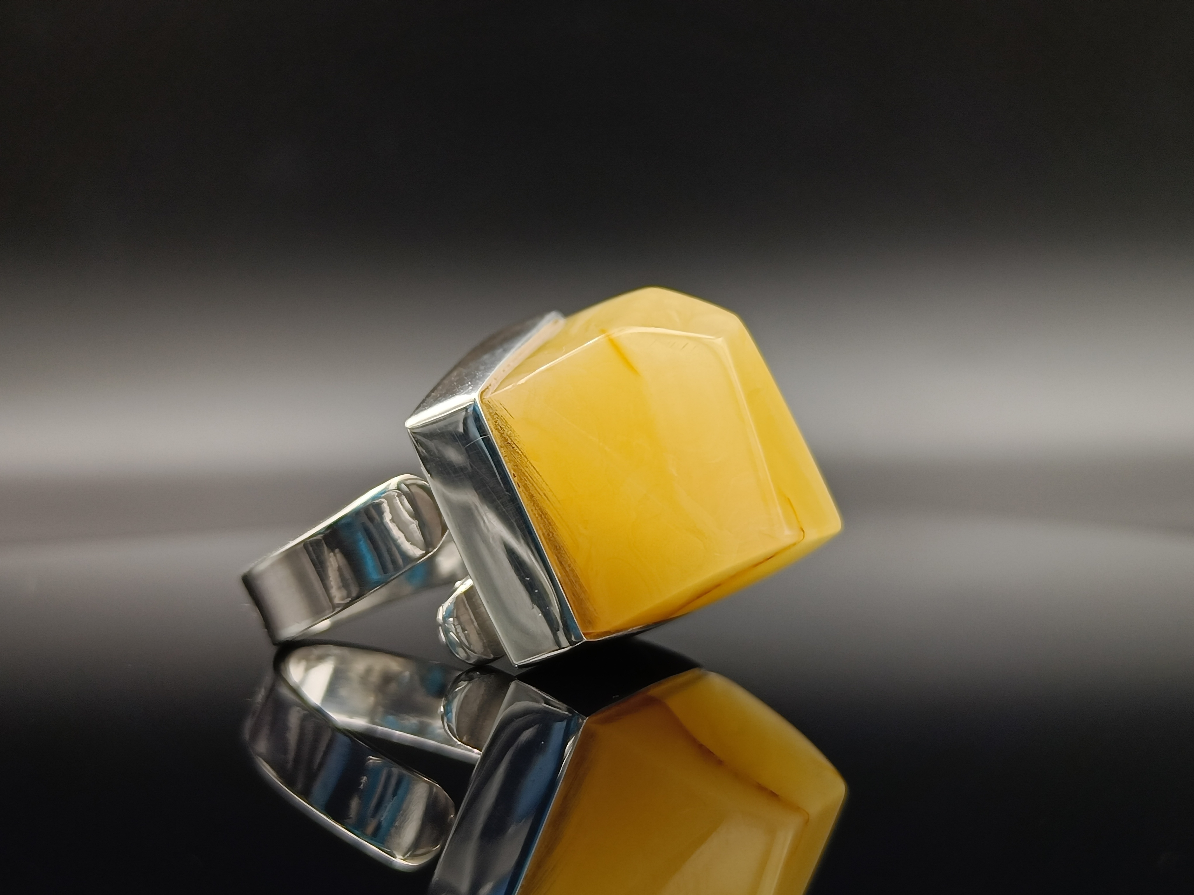 Pierścionek. Naturalny bursztyn bałtycki i srebro próby 925. Unikat.