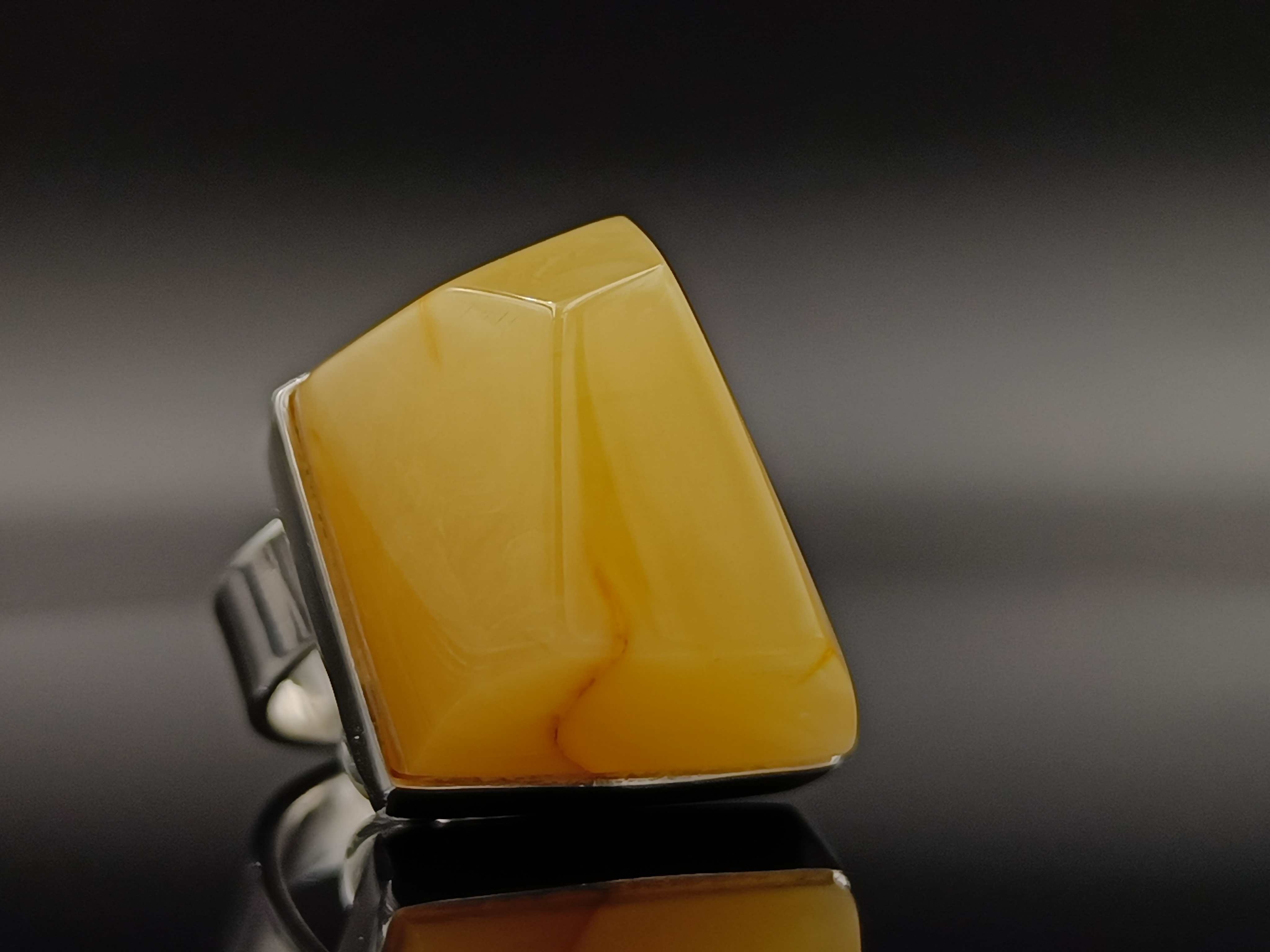 Pierścionek. Naturalny bursztyn bałtycki i srebro próby 925. Unikat.