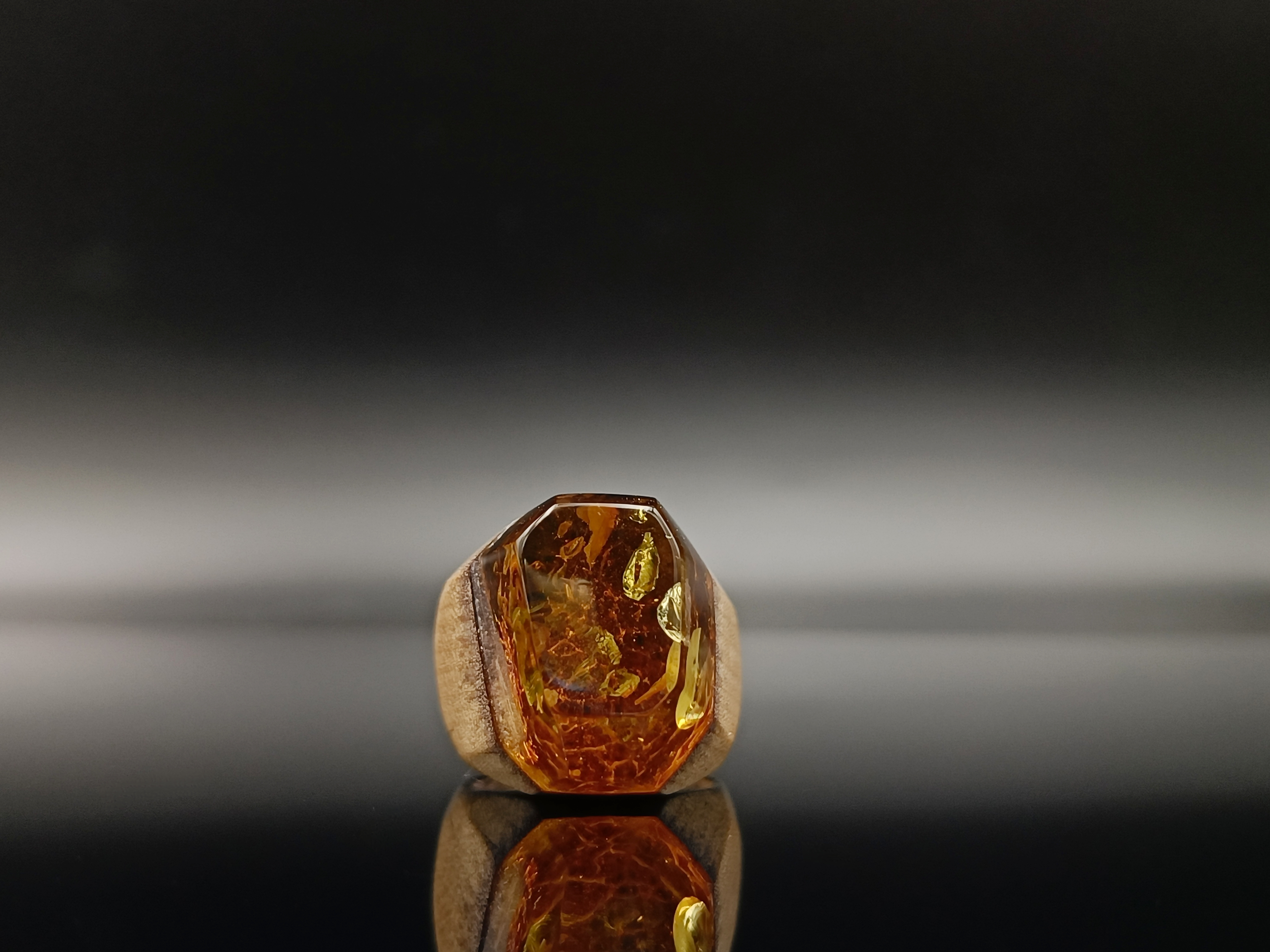 Pierścionek. Bursztyn bałtycki i drewno.