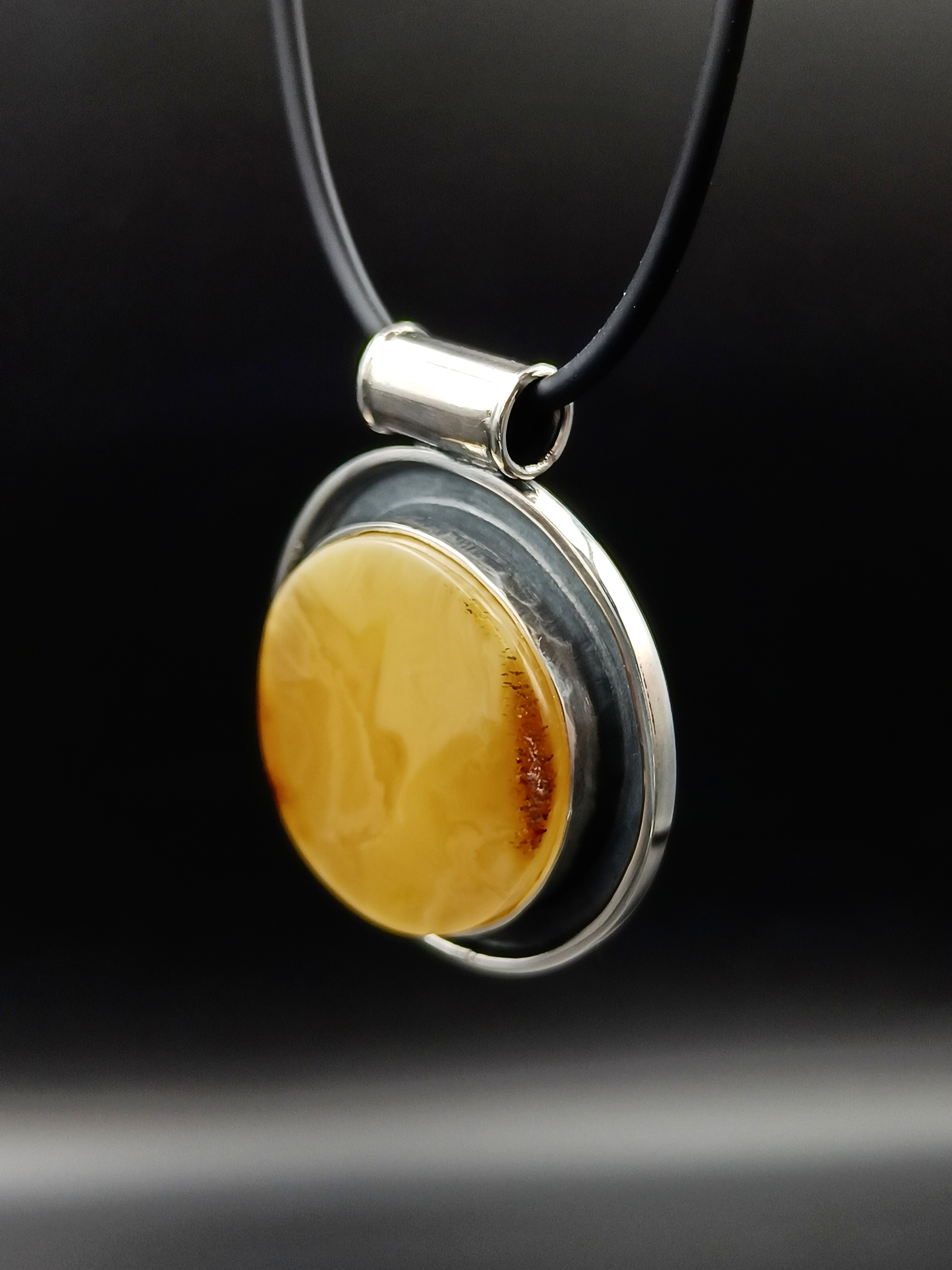 Wisior. Naturalny bursztyn bałtycki i srebro próby 925. Unikat.