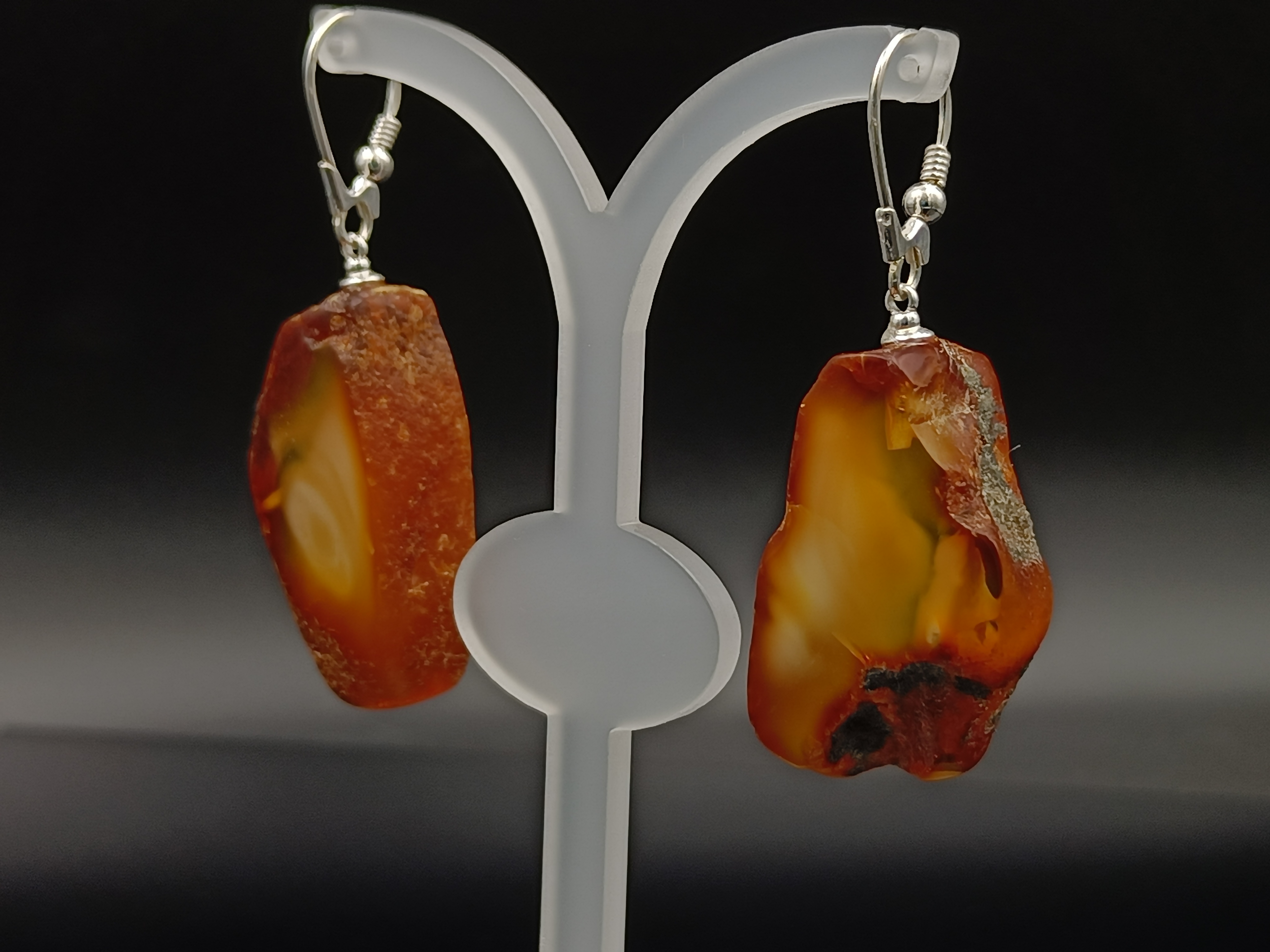 Kolczyki. Bursztyn bałtycki i srebro próby 925. Pudełko gratis.