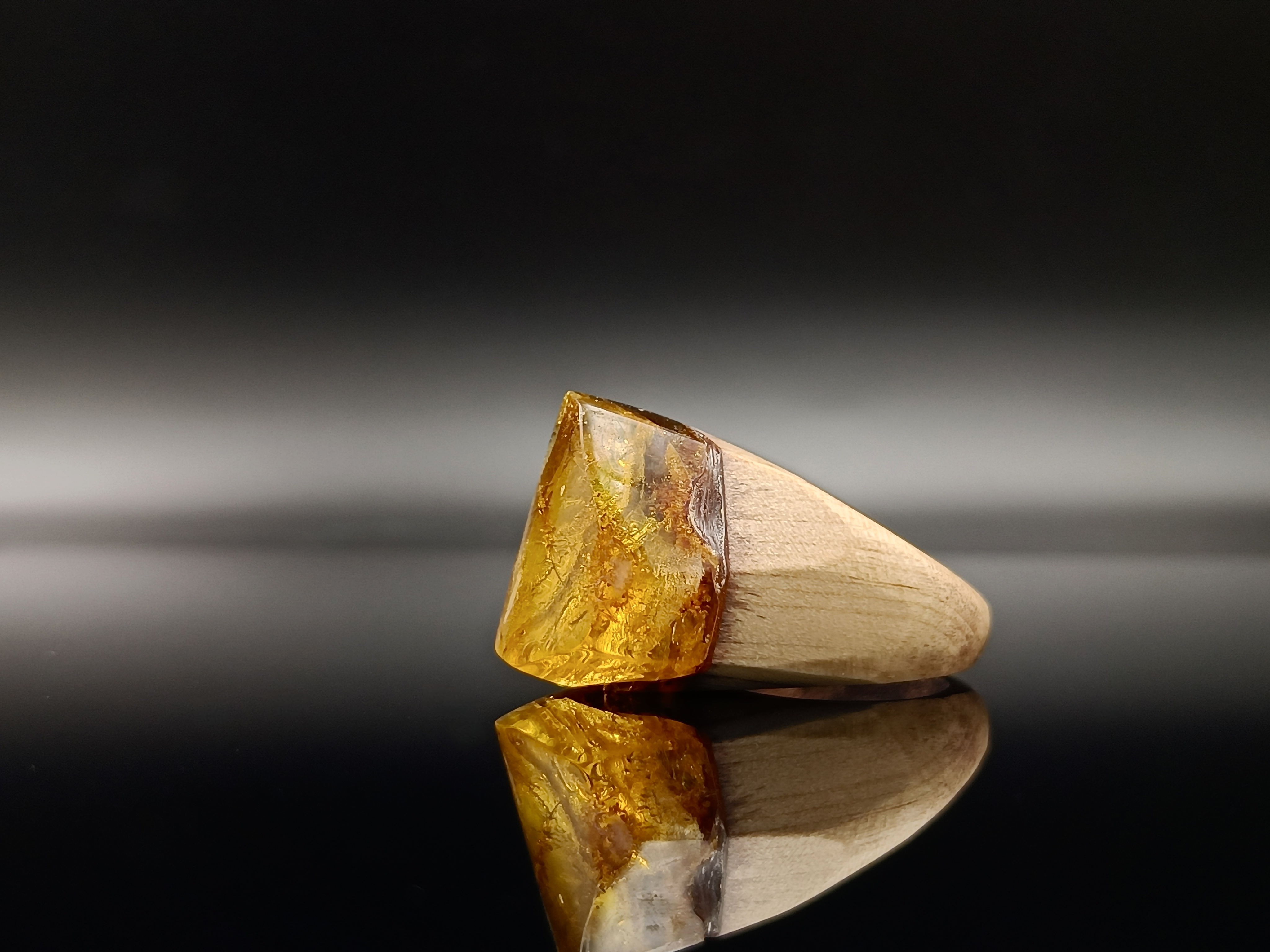 Pierścionek. Bursztyn bałtycki i drewno.