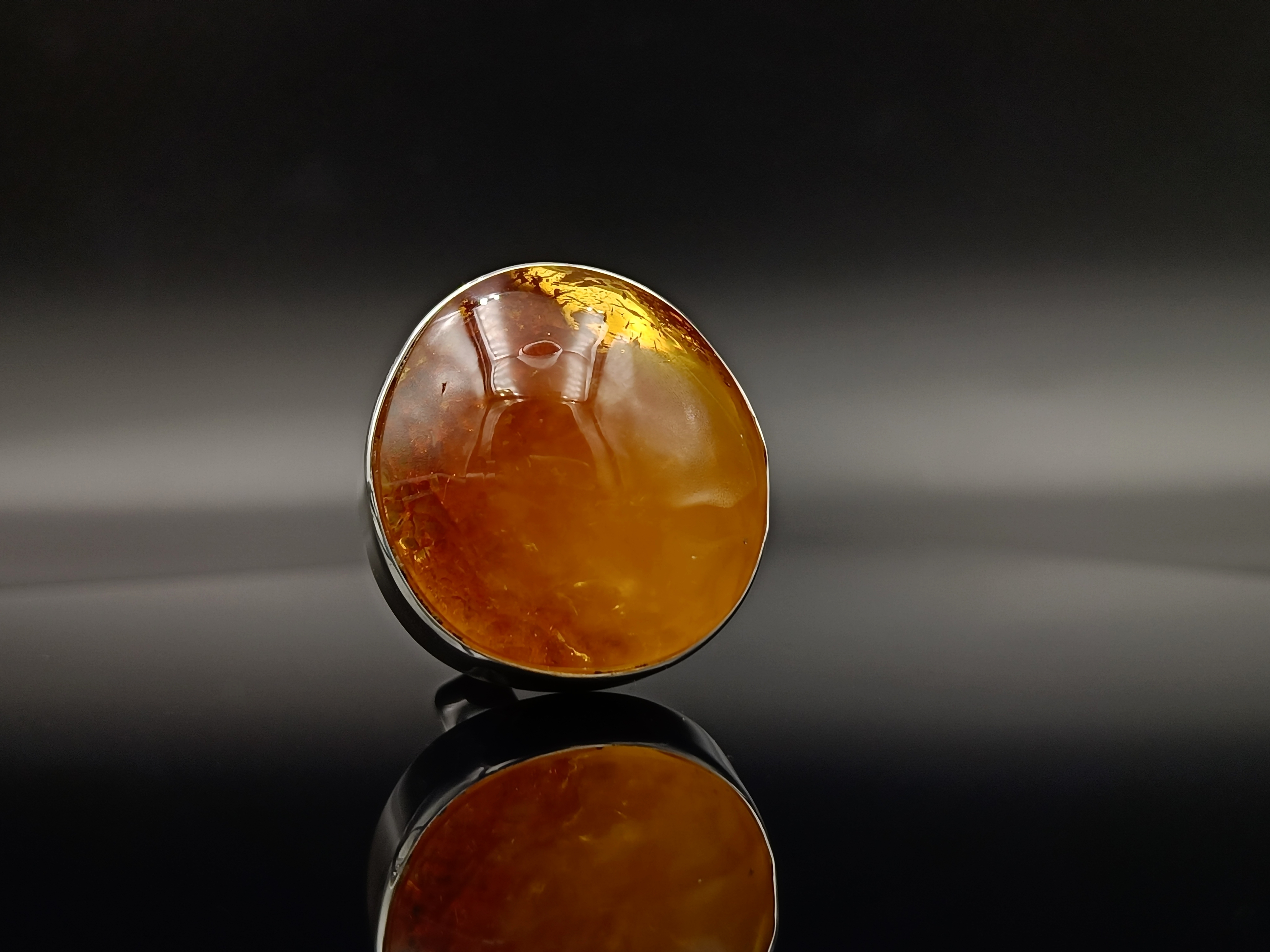 Pierścionek. Naturalny bursztyn bałtycki i srebro próby 925. Unikat.