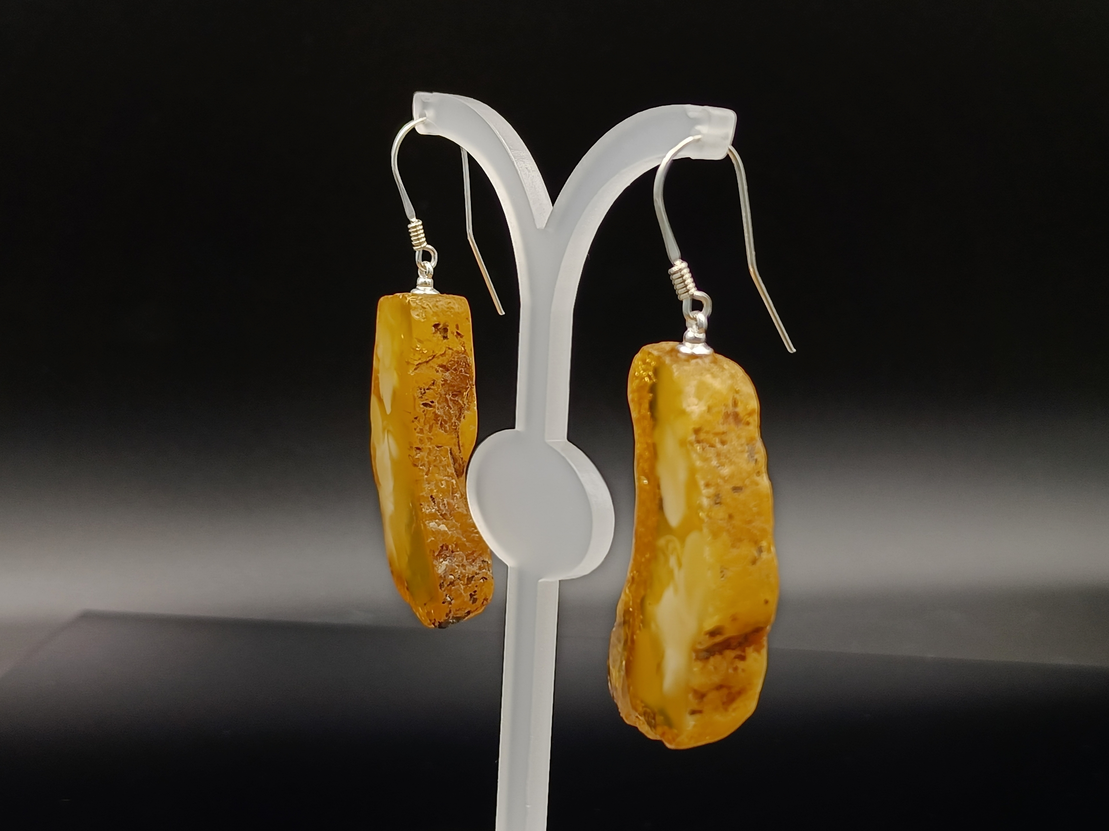 Kolczyki. Bursztyn bałtycki i srebro próby 925. Pudełko gratis.