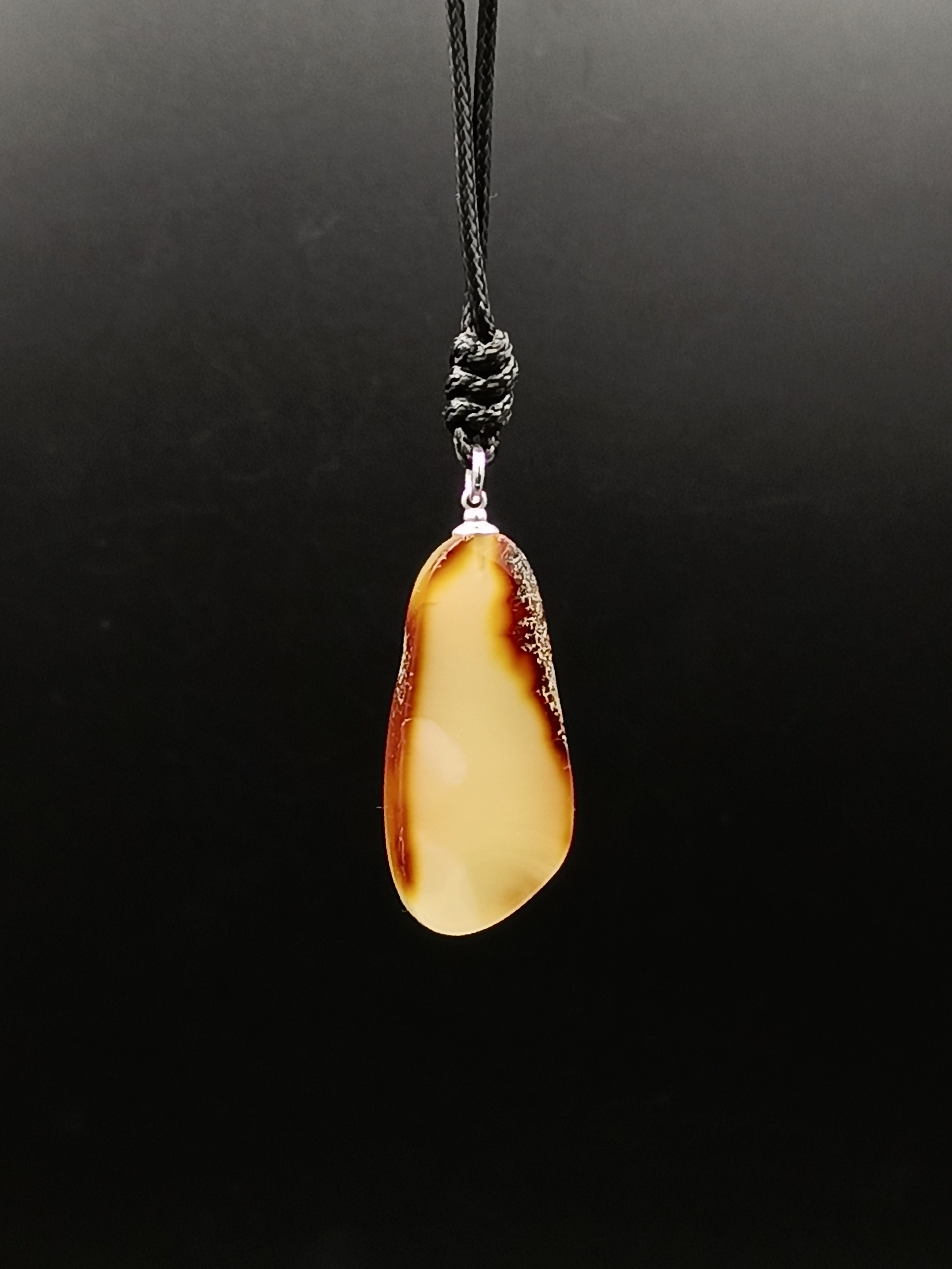 Wisiorek. Naturalny bursztyn bałtycki i srebro 925.