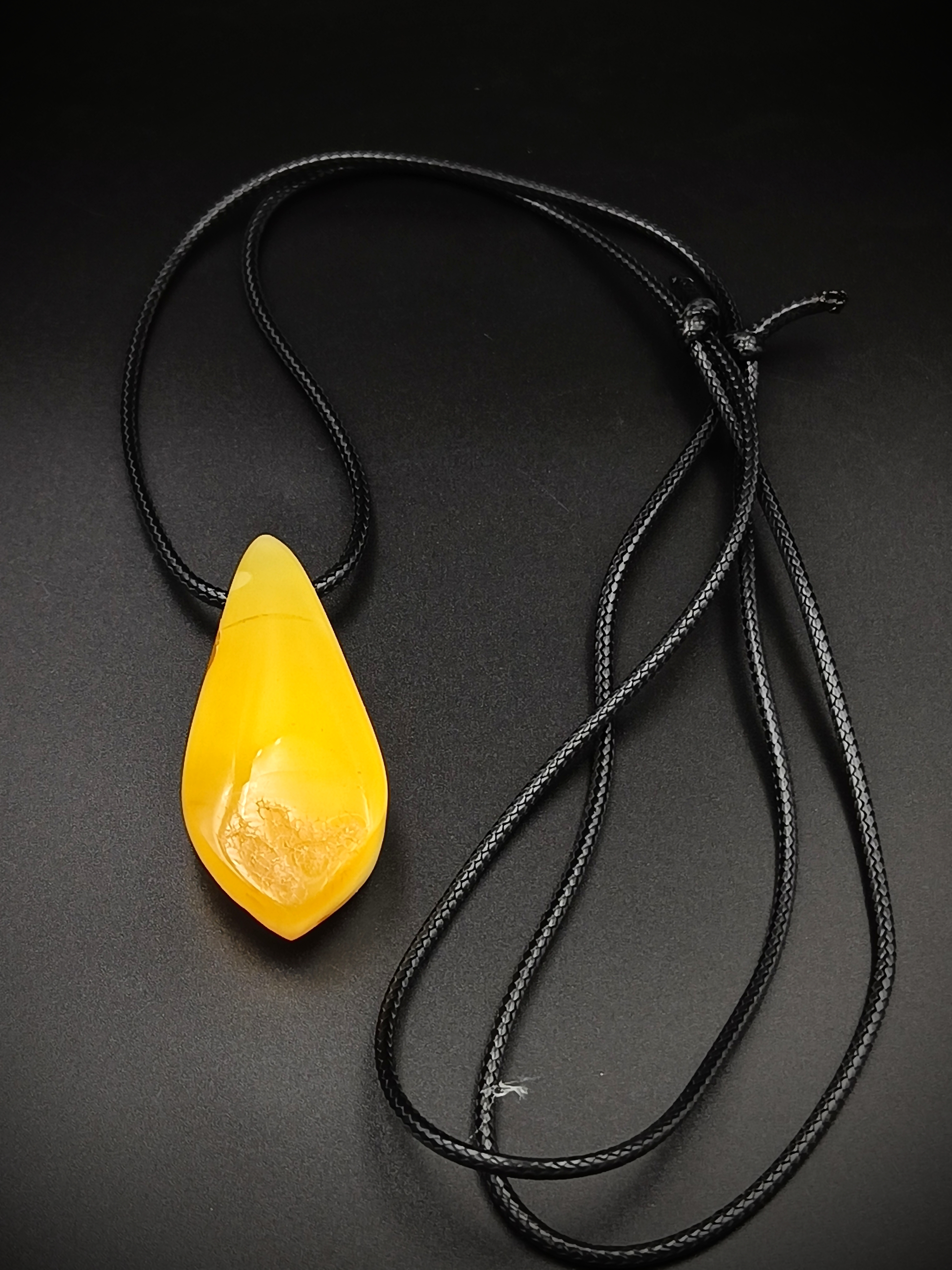 Wisiorek. Naturalny bursztyn bałtycki.