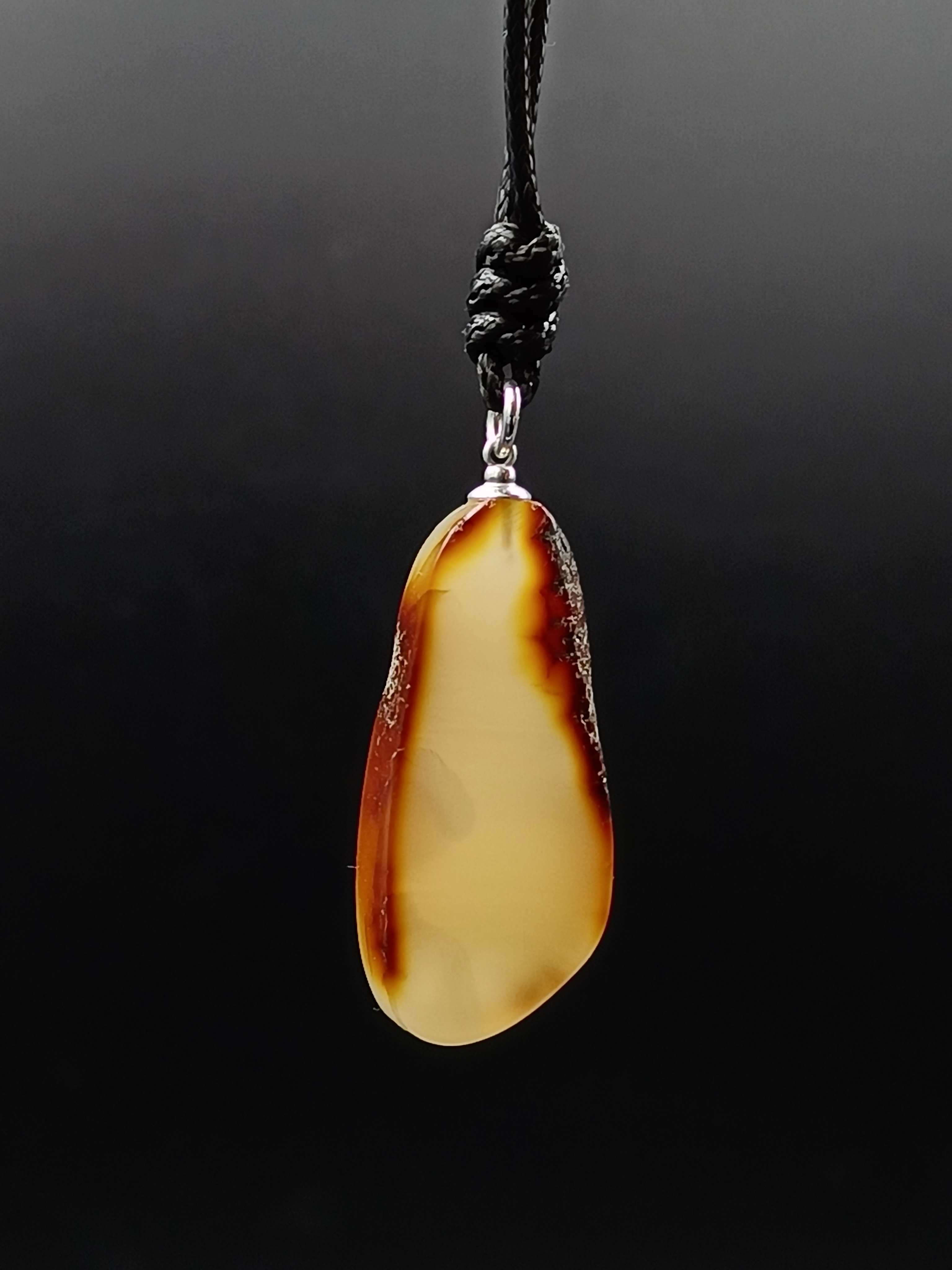 Wisiorek. Naturalny bursztyn bałtycki i srebro 925.