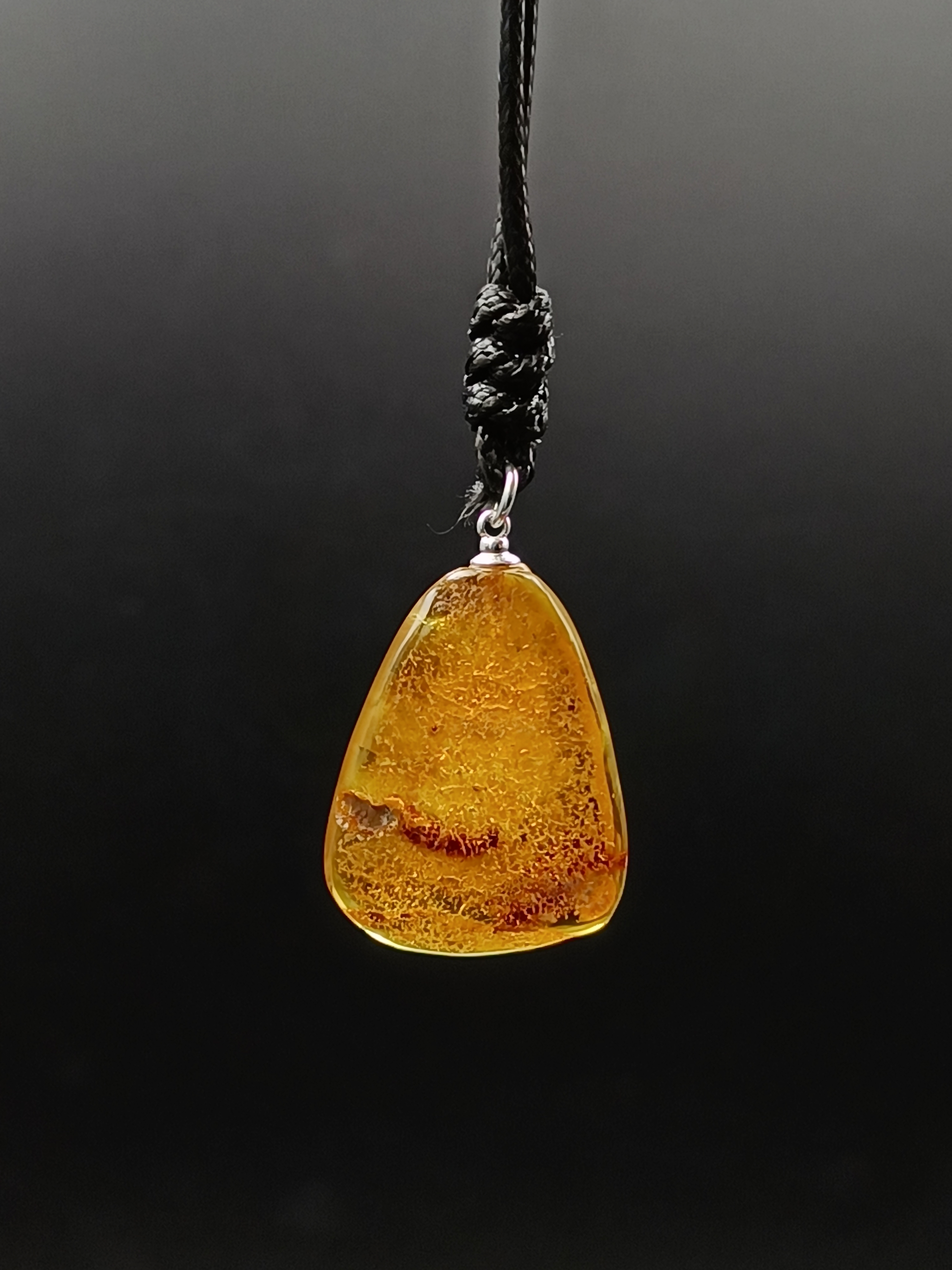 Wisiorek. Naturalny bursztyn bałtycki i srebro 925.