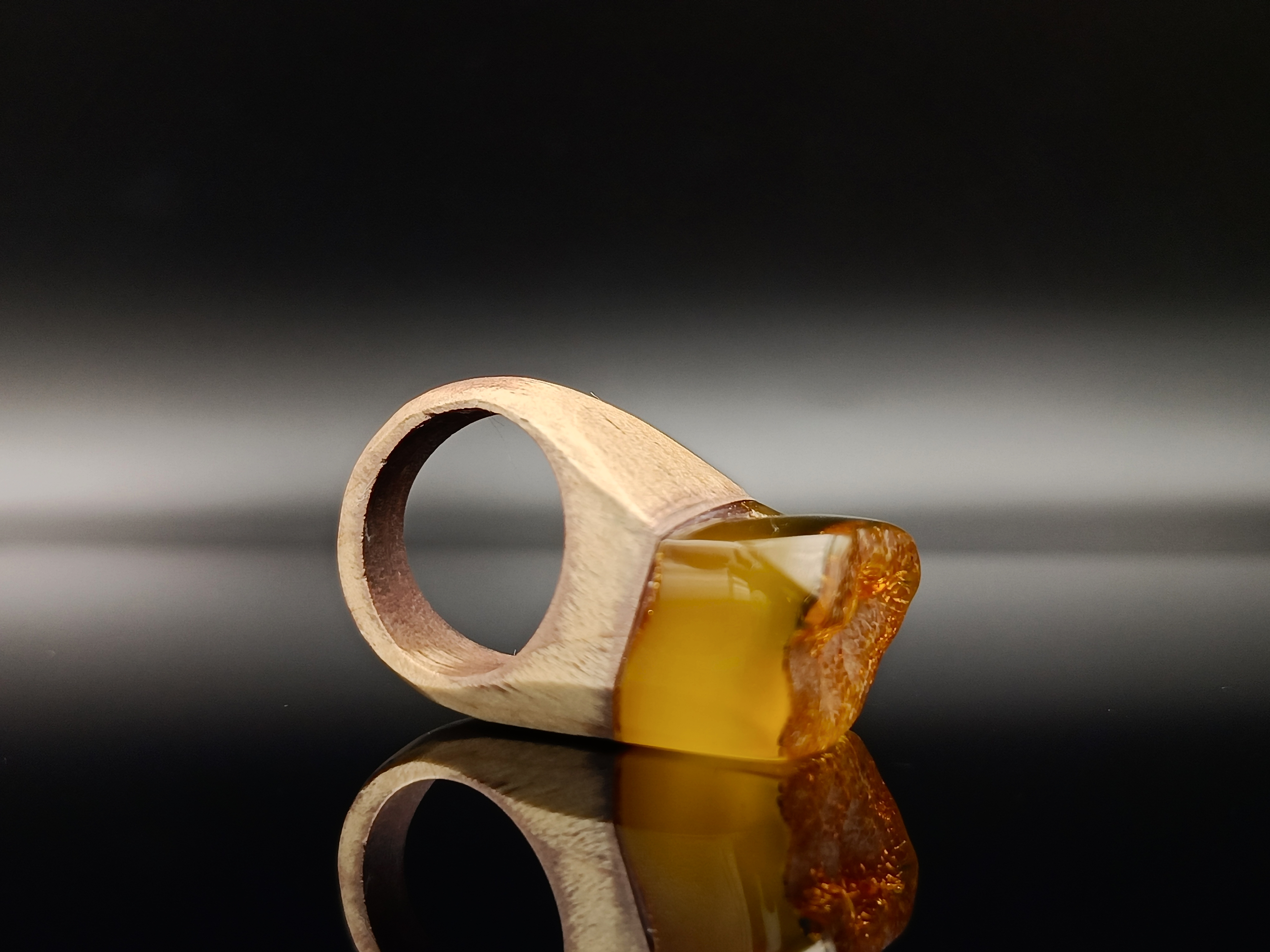 Pierścionek. Bursztyn bałtycki i drewno.