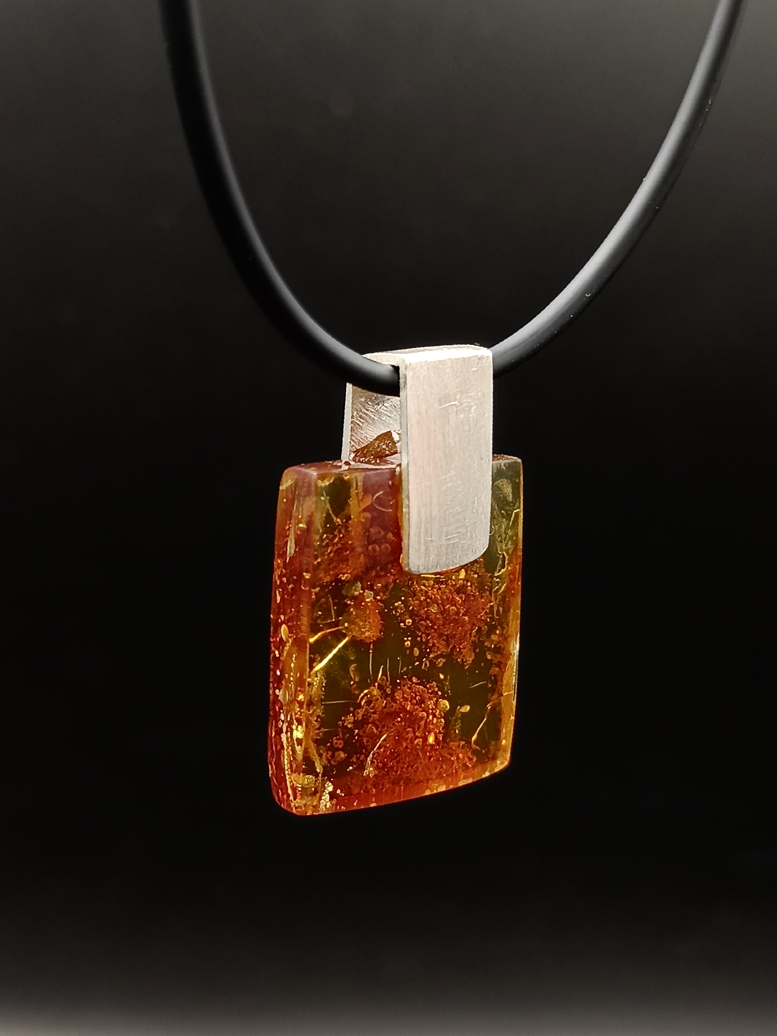Wisiorek. Naturalny bursztyn bałtycki i srebro próby 925. Unikat.