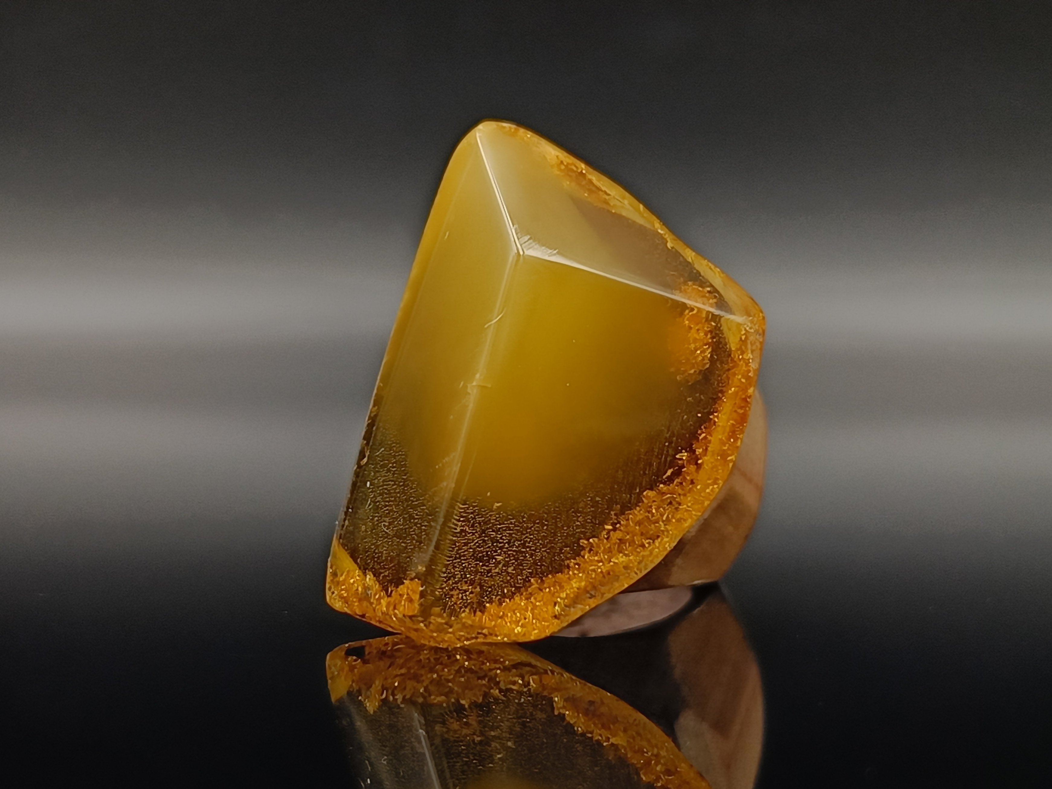 Pierścionek. Bursztyn bałtycki i drewno.