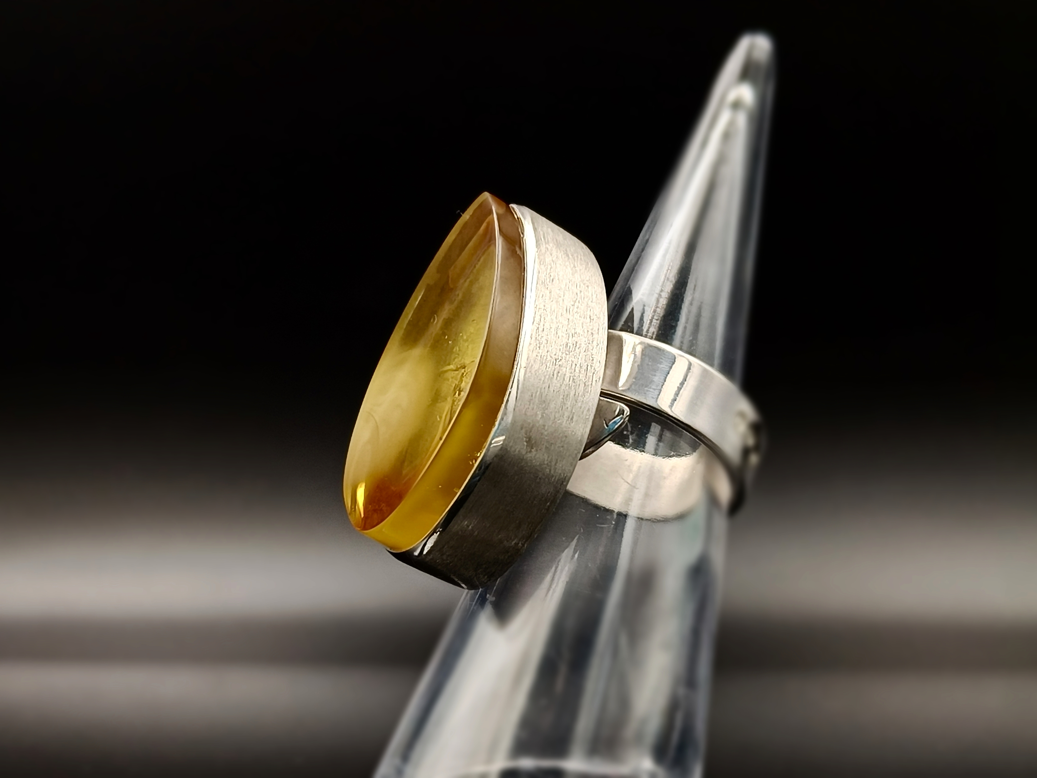 Pierścionek. Bursztyn bałtycki i srebro próby 925. Unikat.