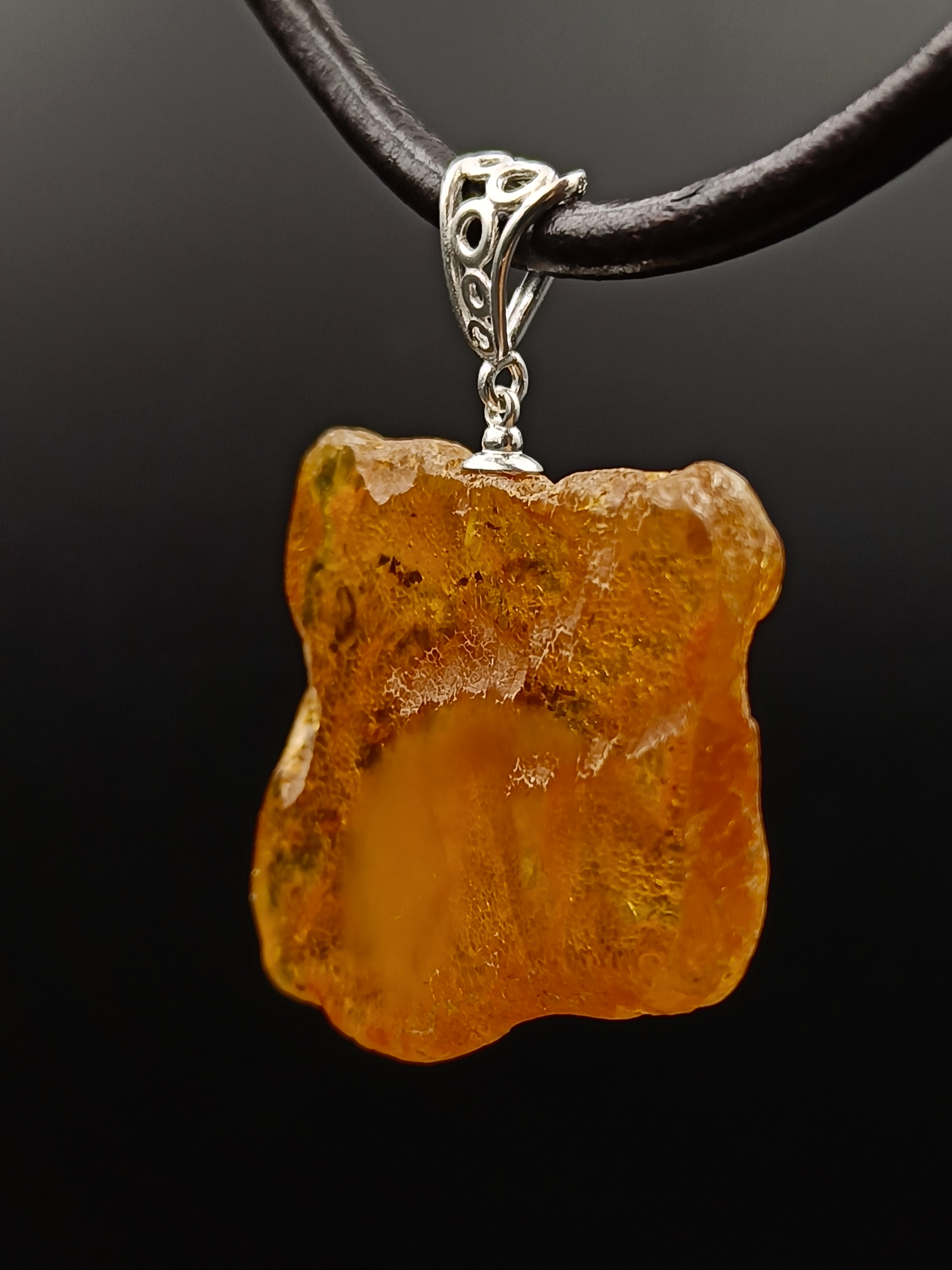 Wisiorek. Naturalny bursztyn bałtycki i srebro próby 925. Unikat.