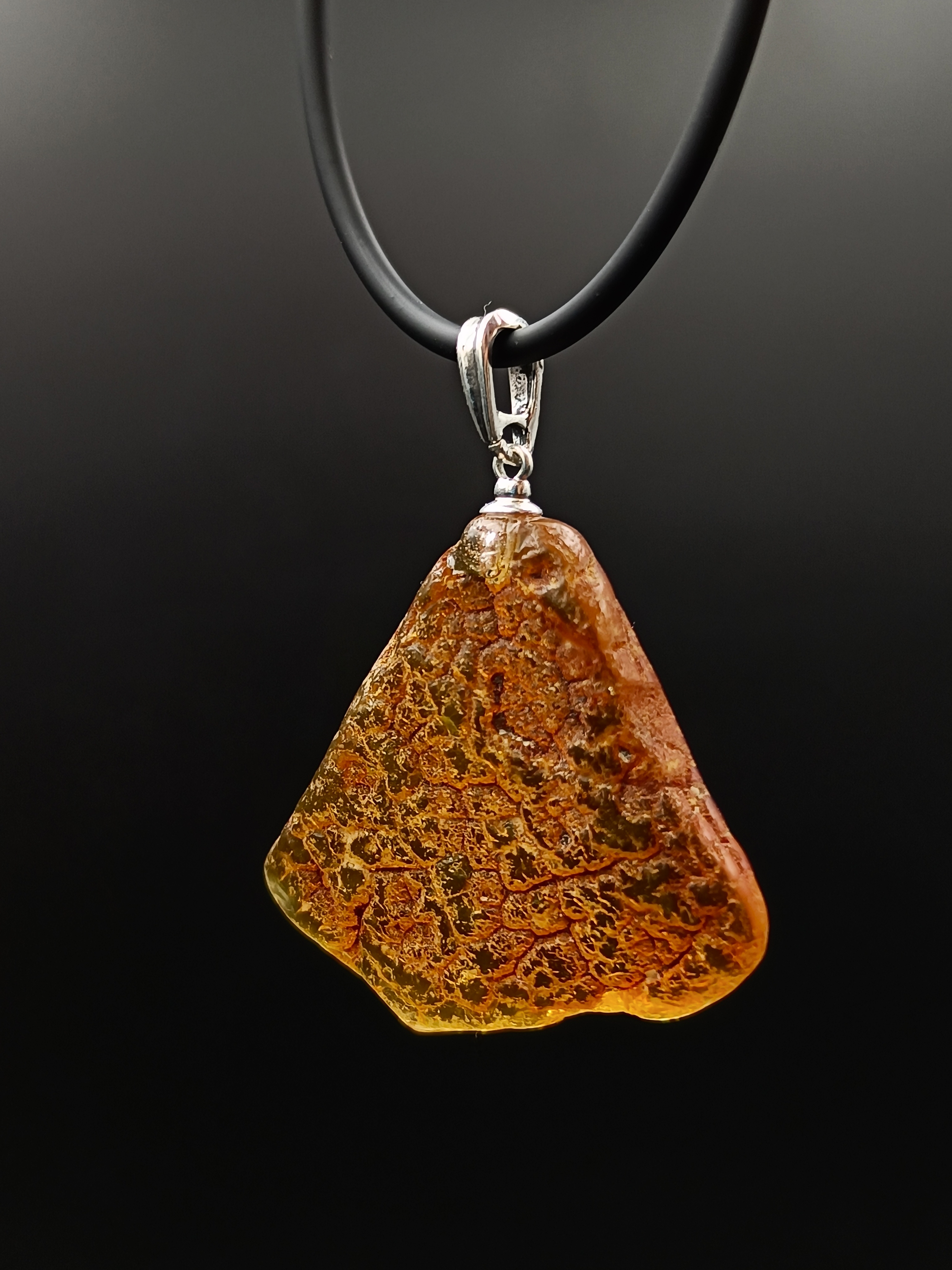 Wisiorek. Naturalny bursztyn bałtycki i srebro próby 925. Unikat.