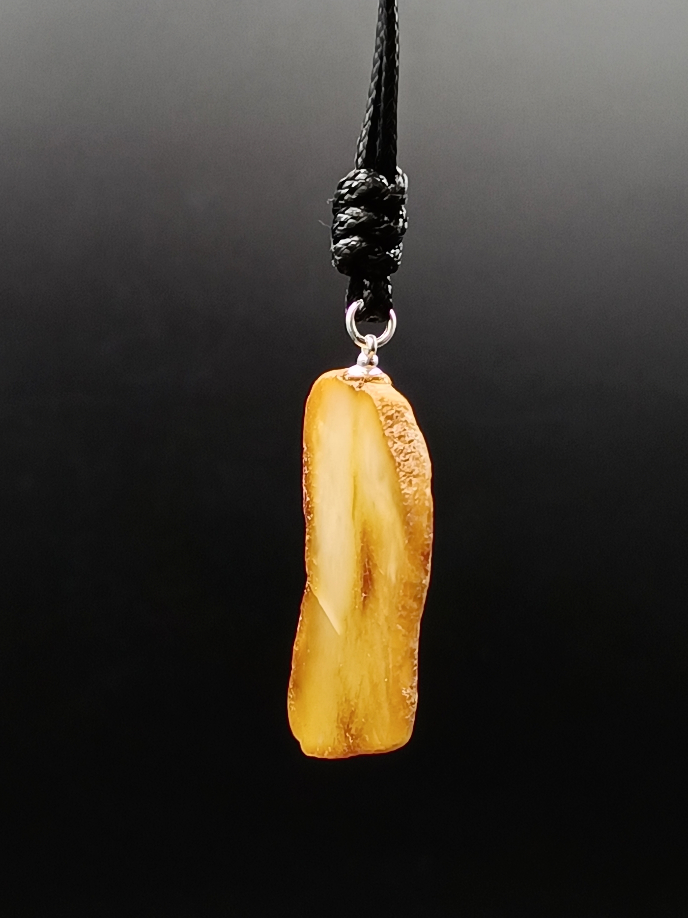 Wisiorek. Naturalny bursztyn bałtycki i srebro 925.