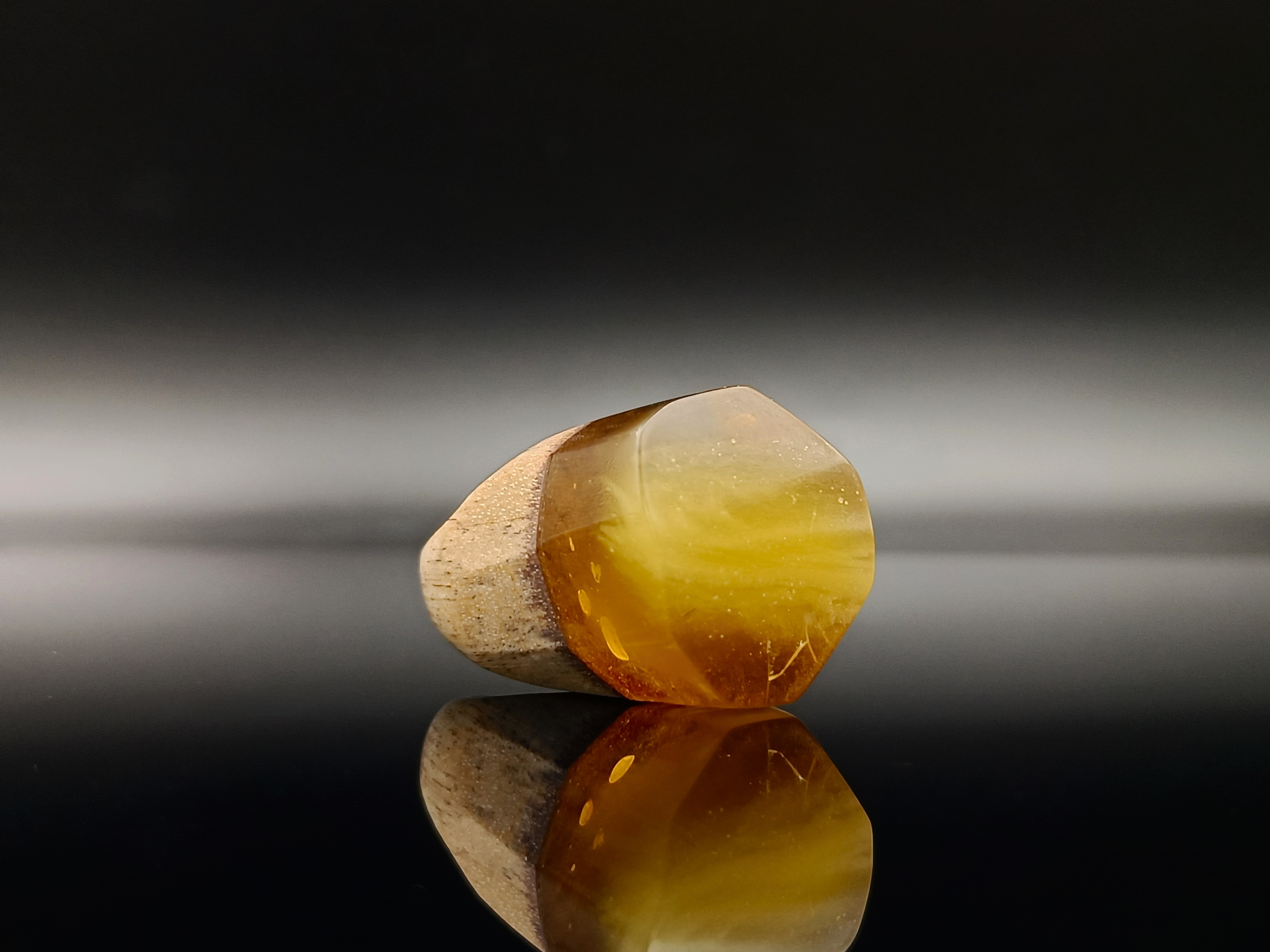 Pierścionek. Bursztyn bałtycki i drewno.