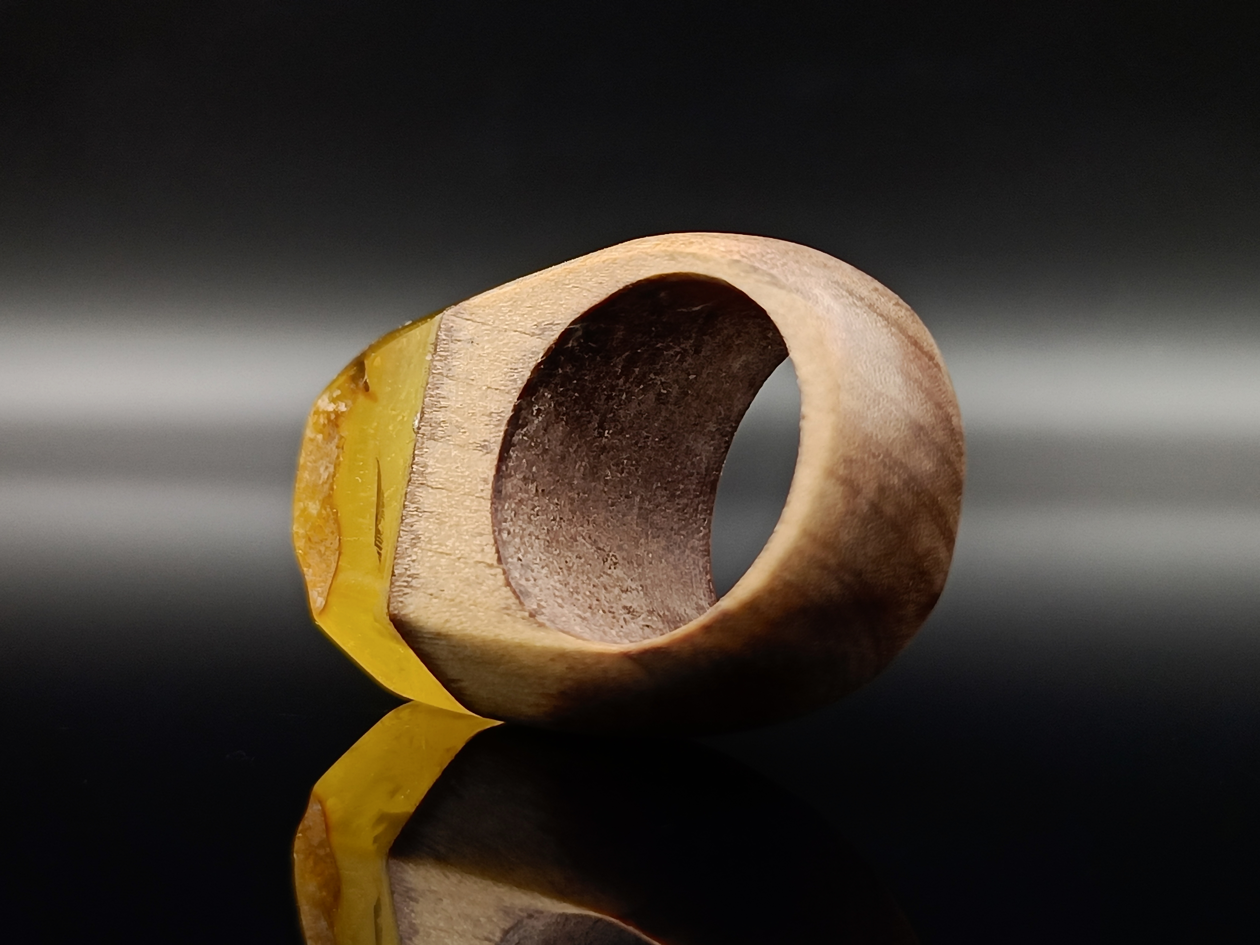 Pierścionek. Bursztyn bałtycki i drewno.