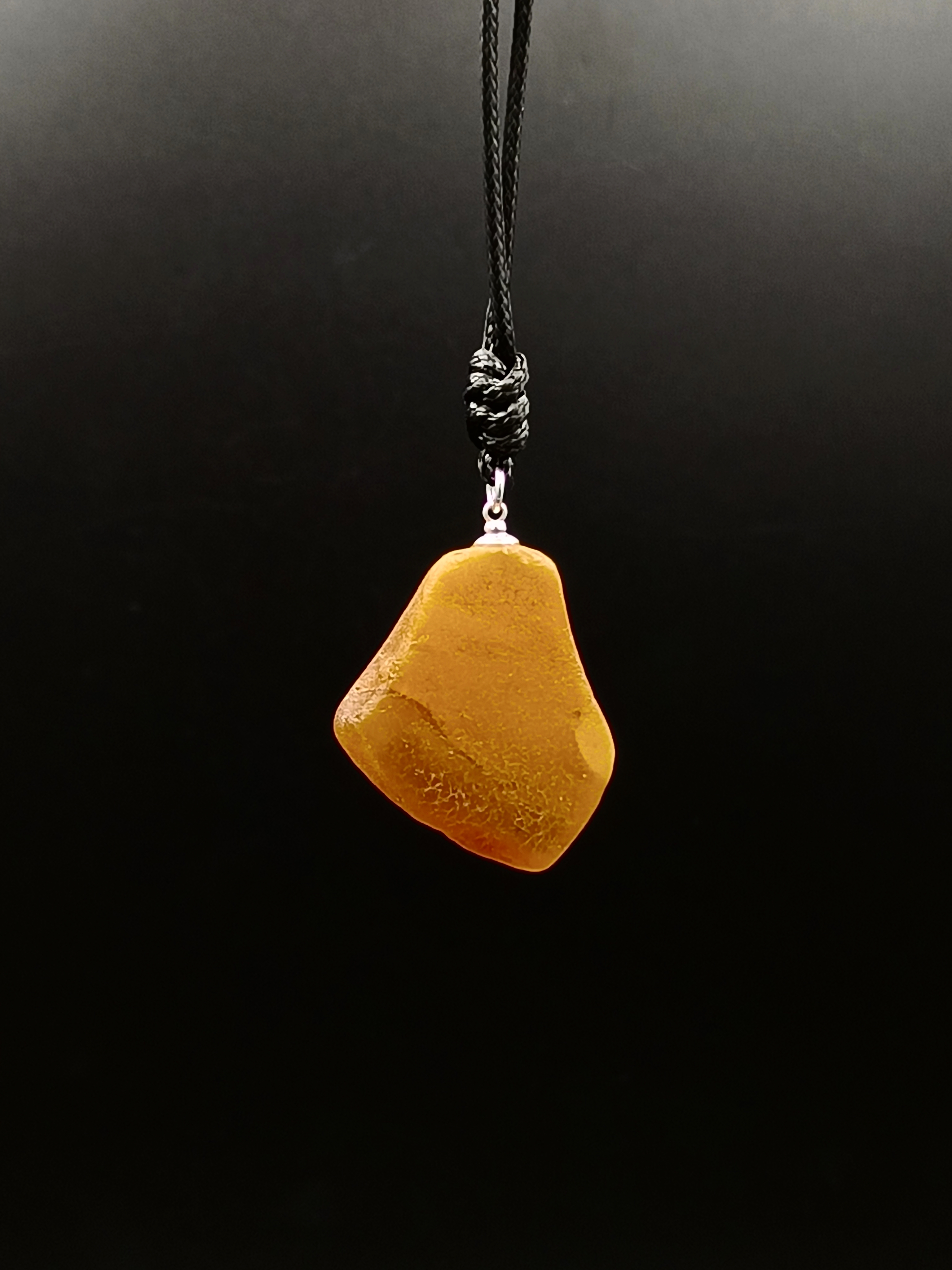 Wisiorek. Naturalny bursztyn bałtycki i srebro 925.