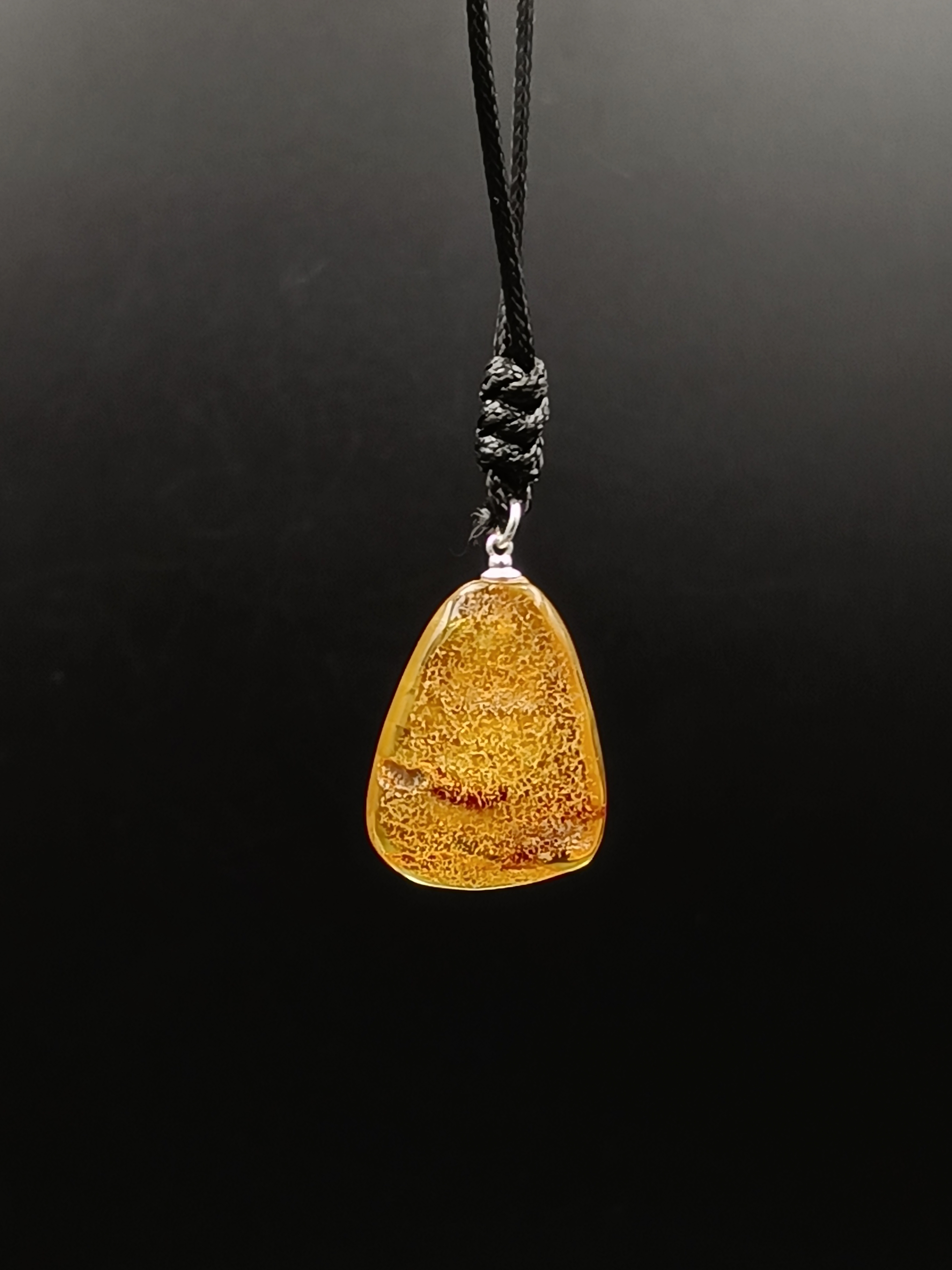 Wisiorek. Naturalny bursztyn bałtycki i srebro 925.