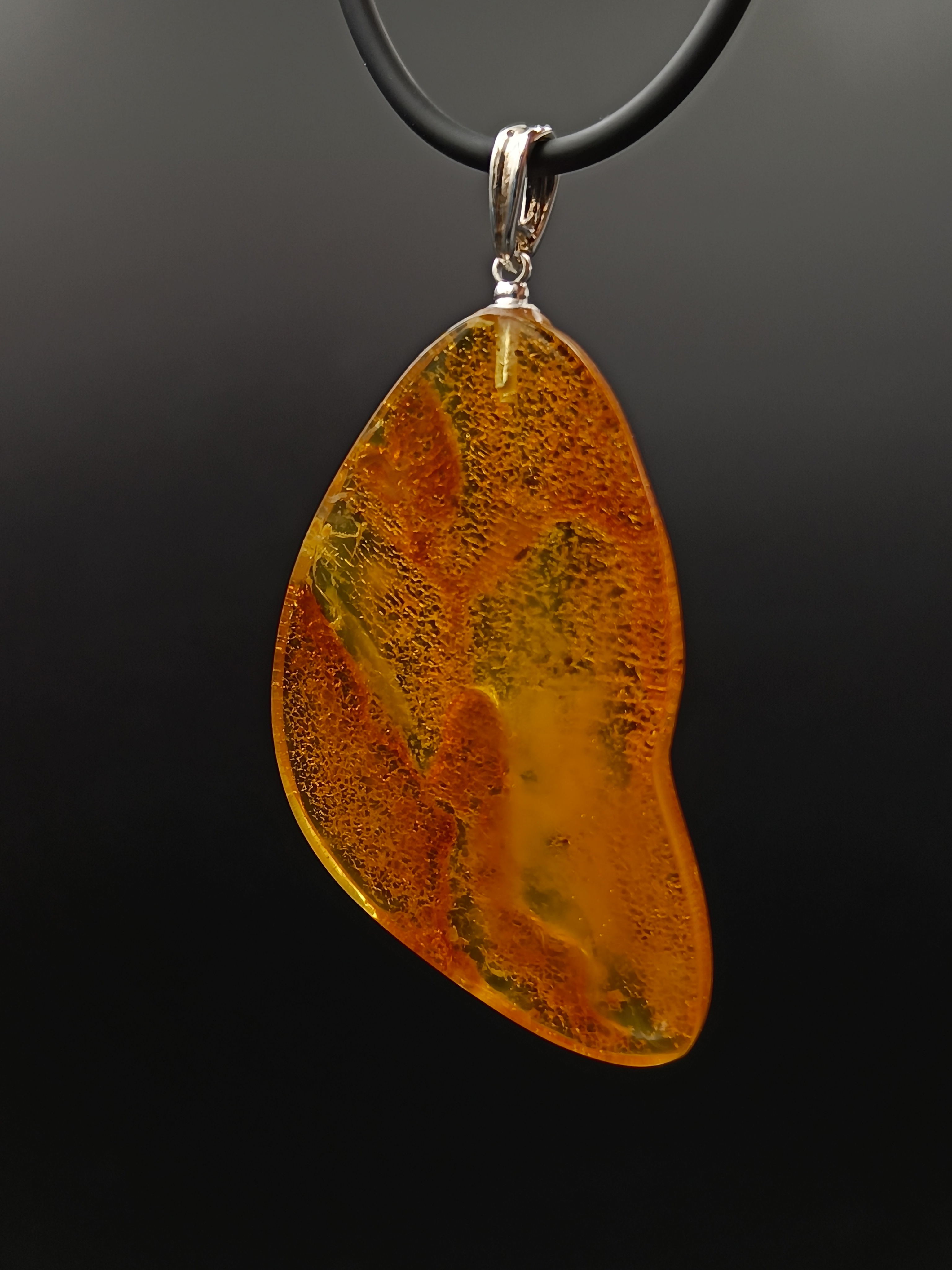 Wisiorek. Naturalny bursztyn bałtycki i srebro próby 925. Unikat.