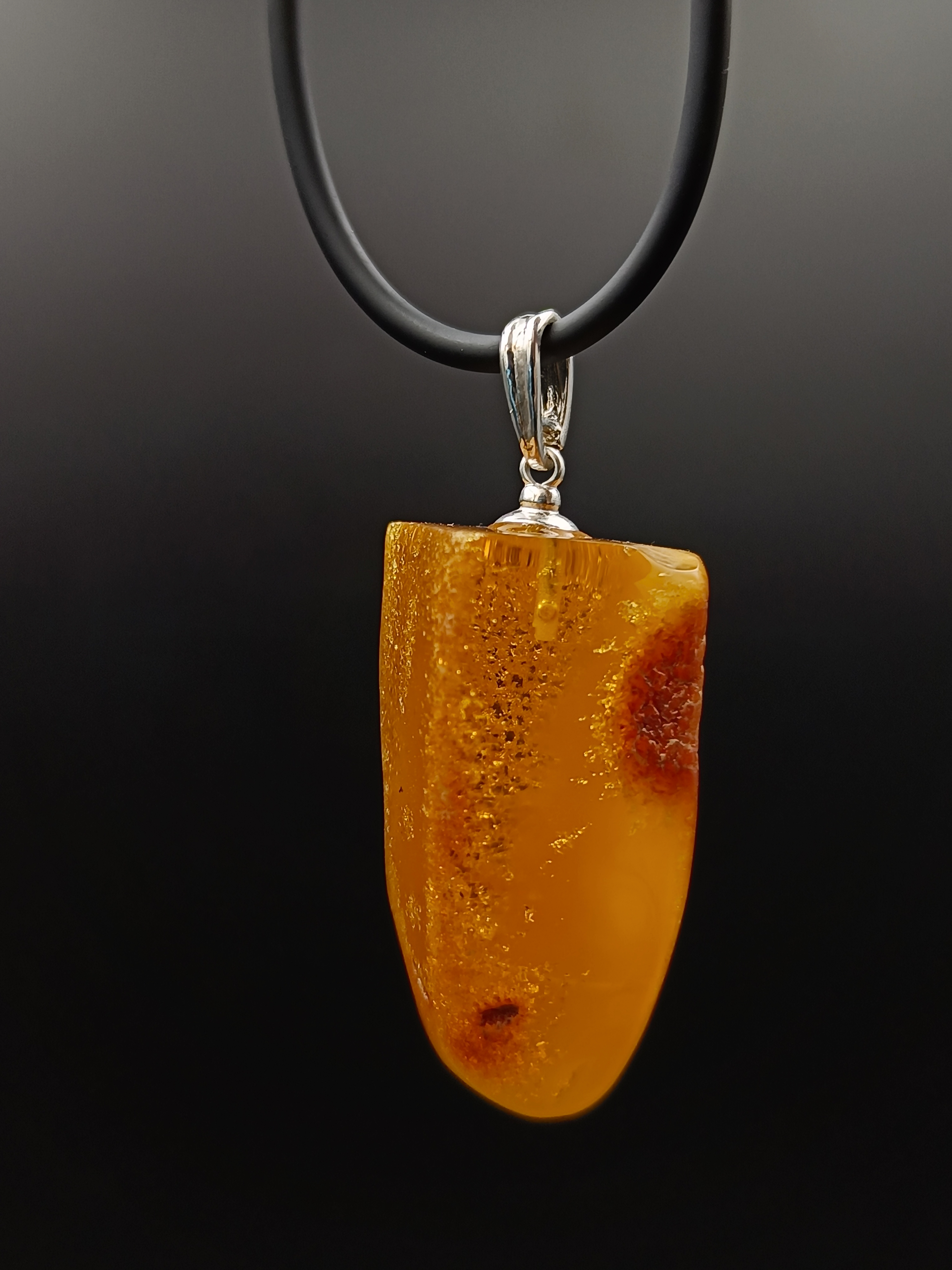 Wisiorek. Naturalny bursztyn bałtycki i srebro próby 925. Unikat.