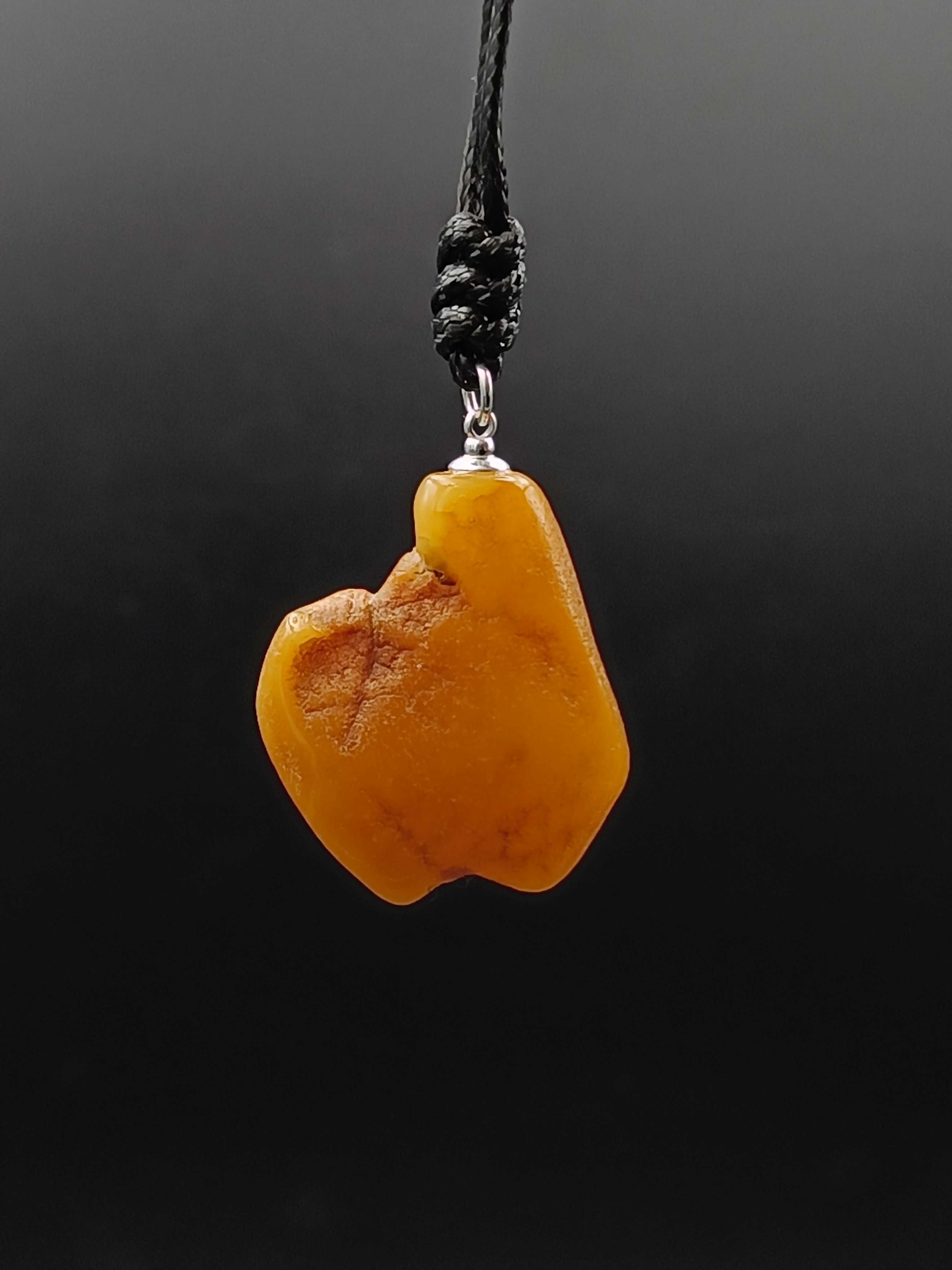 Wisiorek. Naturalny bursztyn bałtycki i srebro 925.