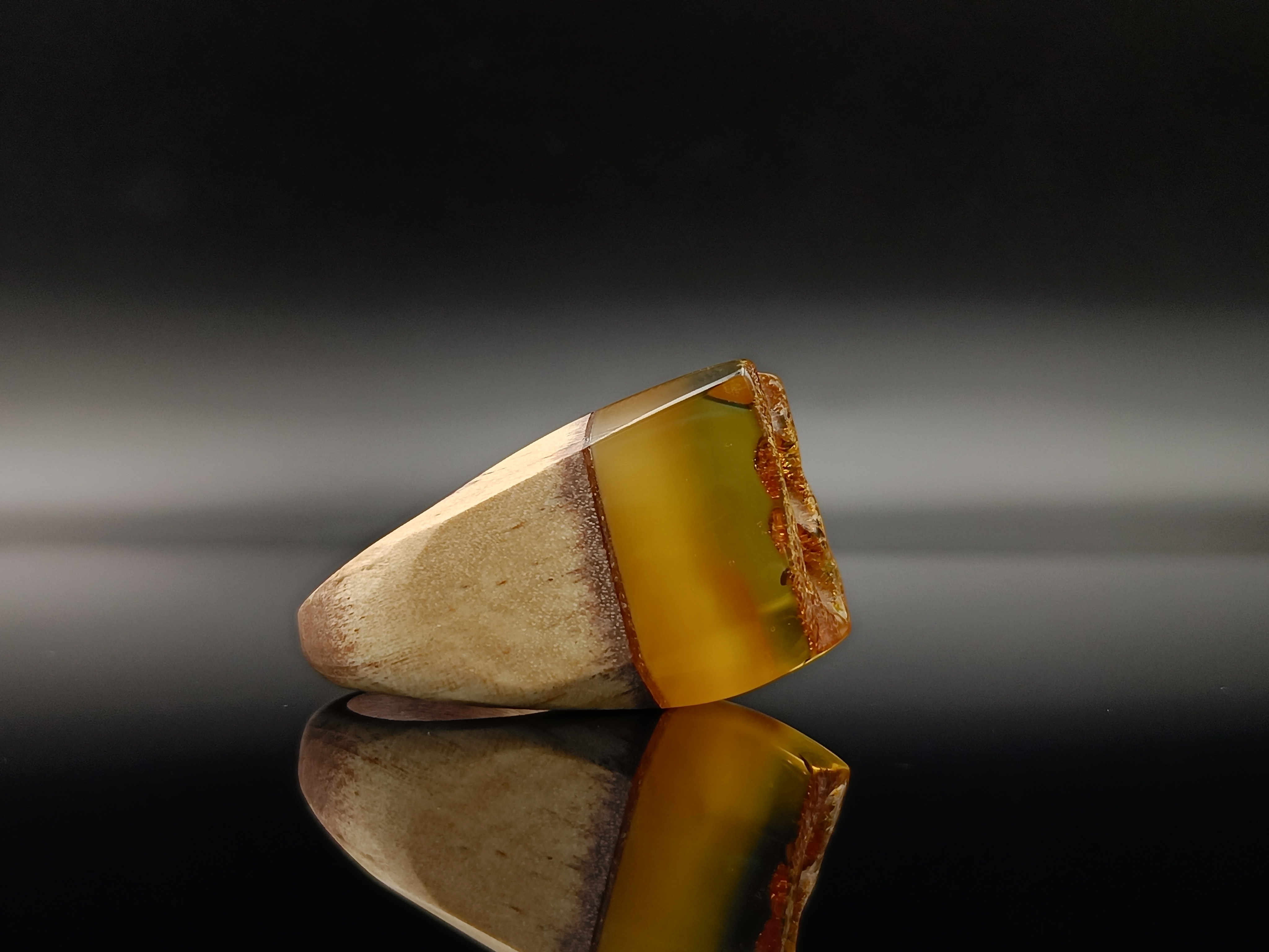 Pierścionek. Bursztyn bałtycki i drewno.